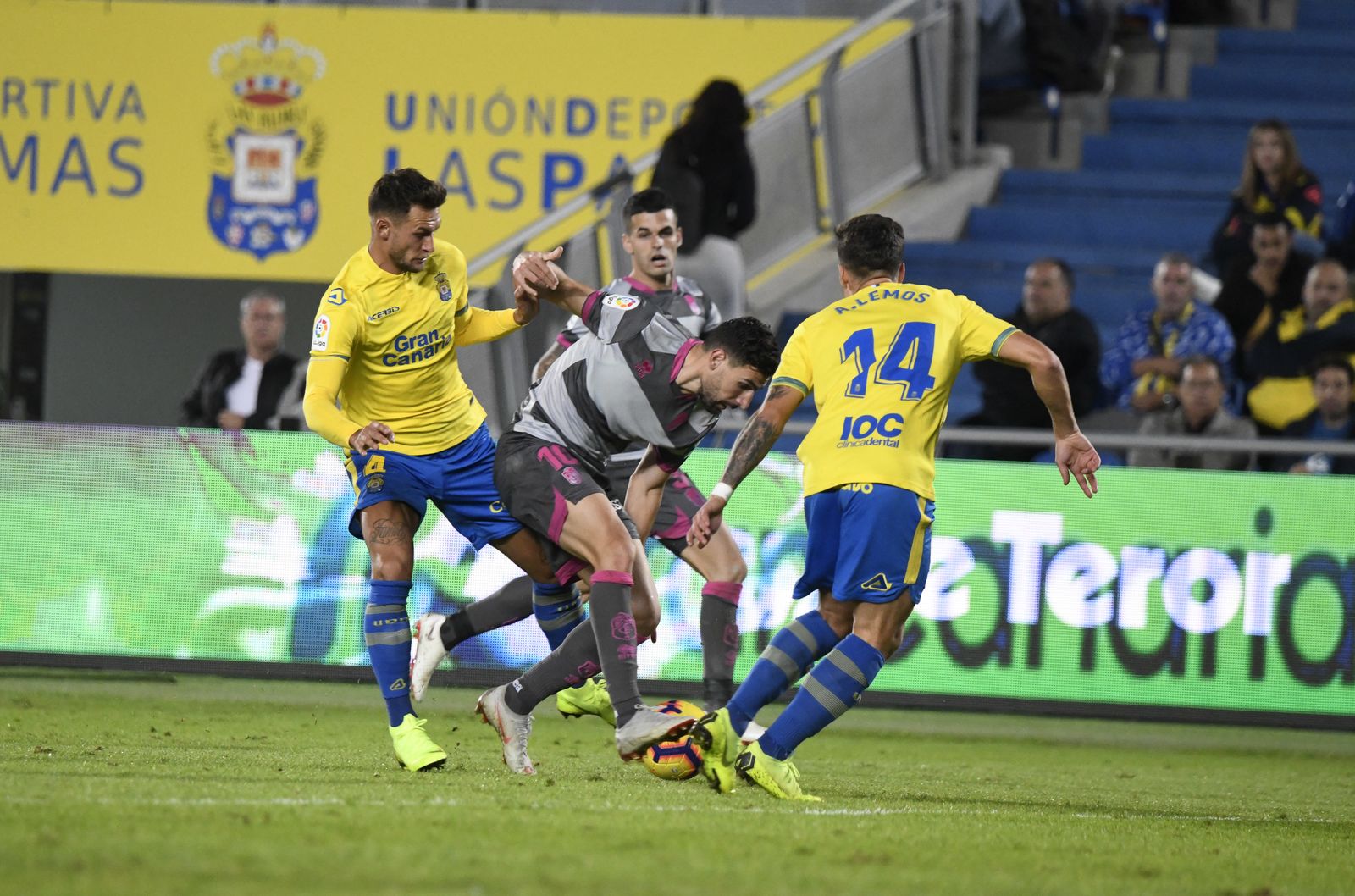 Puertas trata de marcharse de la presión de los jugadores de la UD Las Palmas