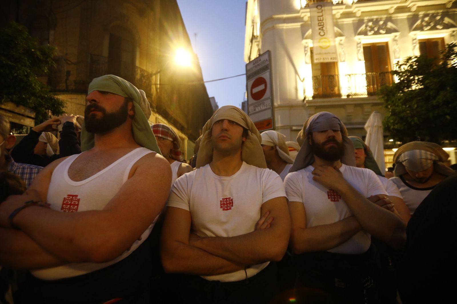 Viernes Santo en Córdoba: la procesión del Santo Sepulcro, en imágenes