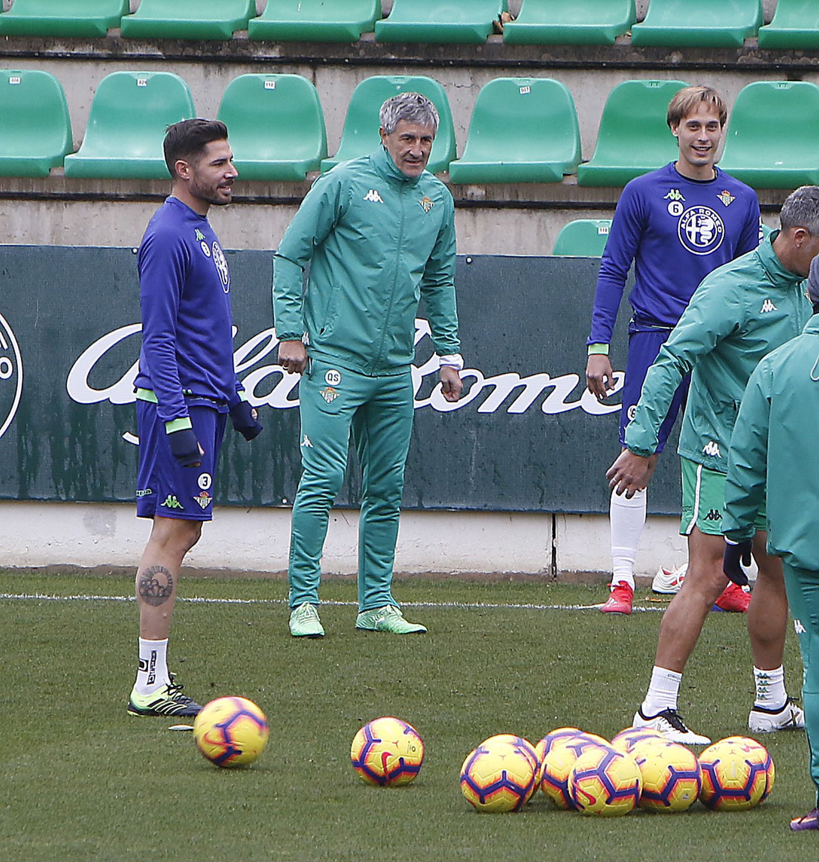 Quique Setién, entre Javi García y Canales, en la ciudad deportiva.