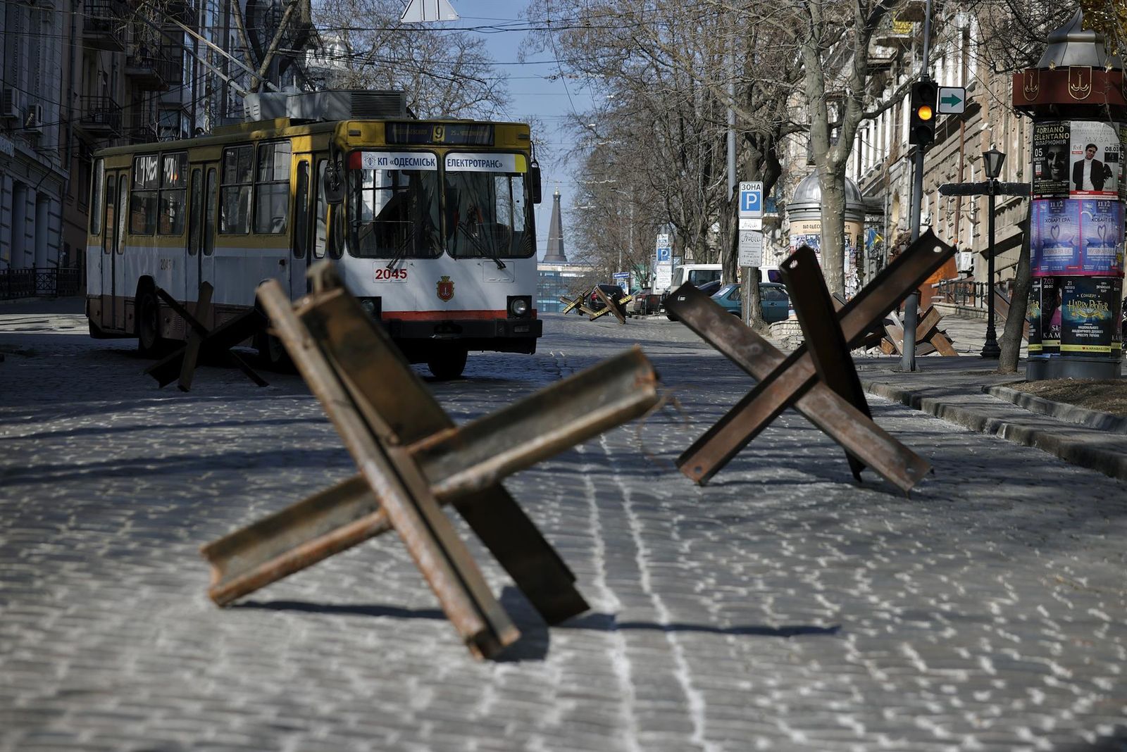 Un trolebus sortea las defensa anti tanque colocadas en una calle de la ciudad de Odesa este jueves.