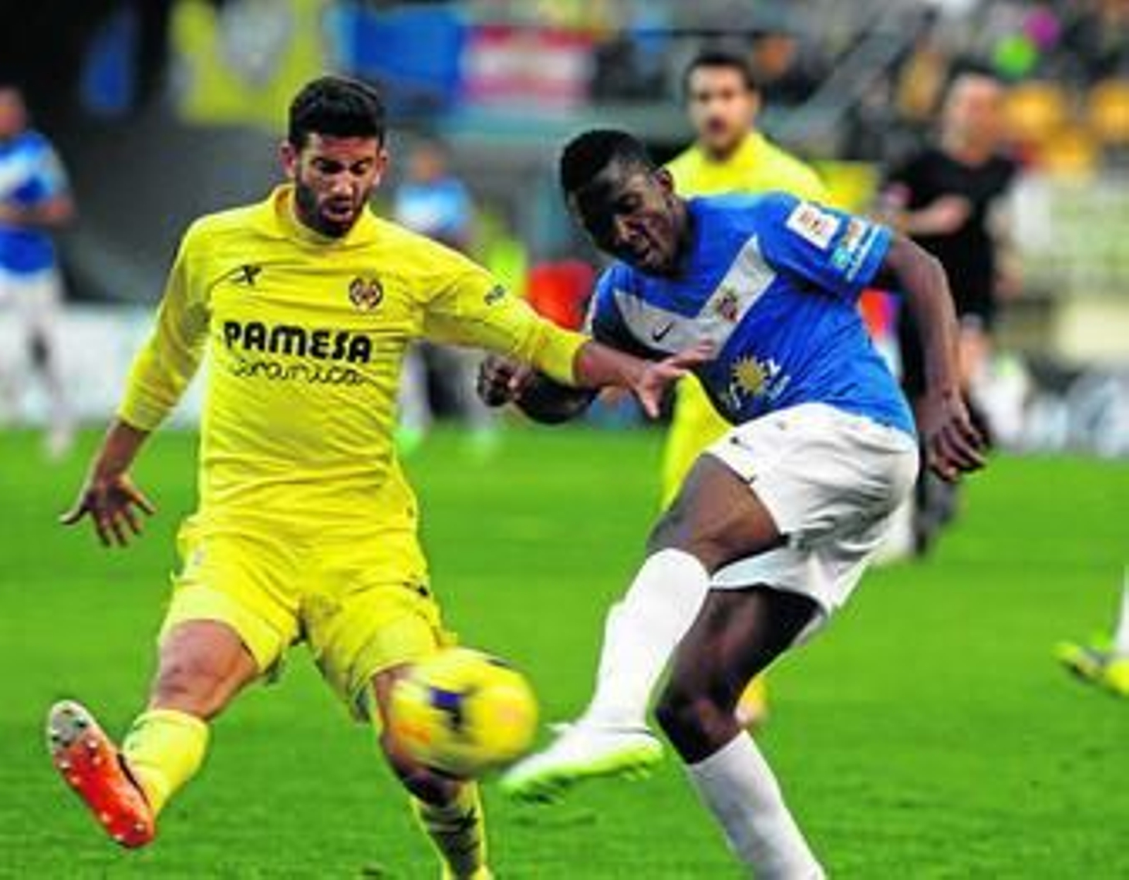 Musacchio se estira para tapar un disparo de Azeez.