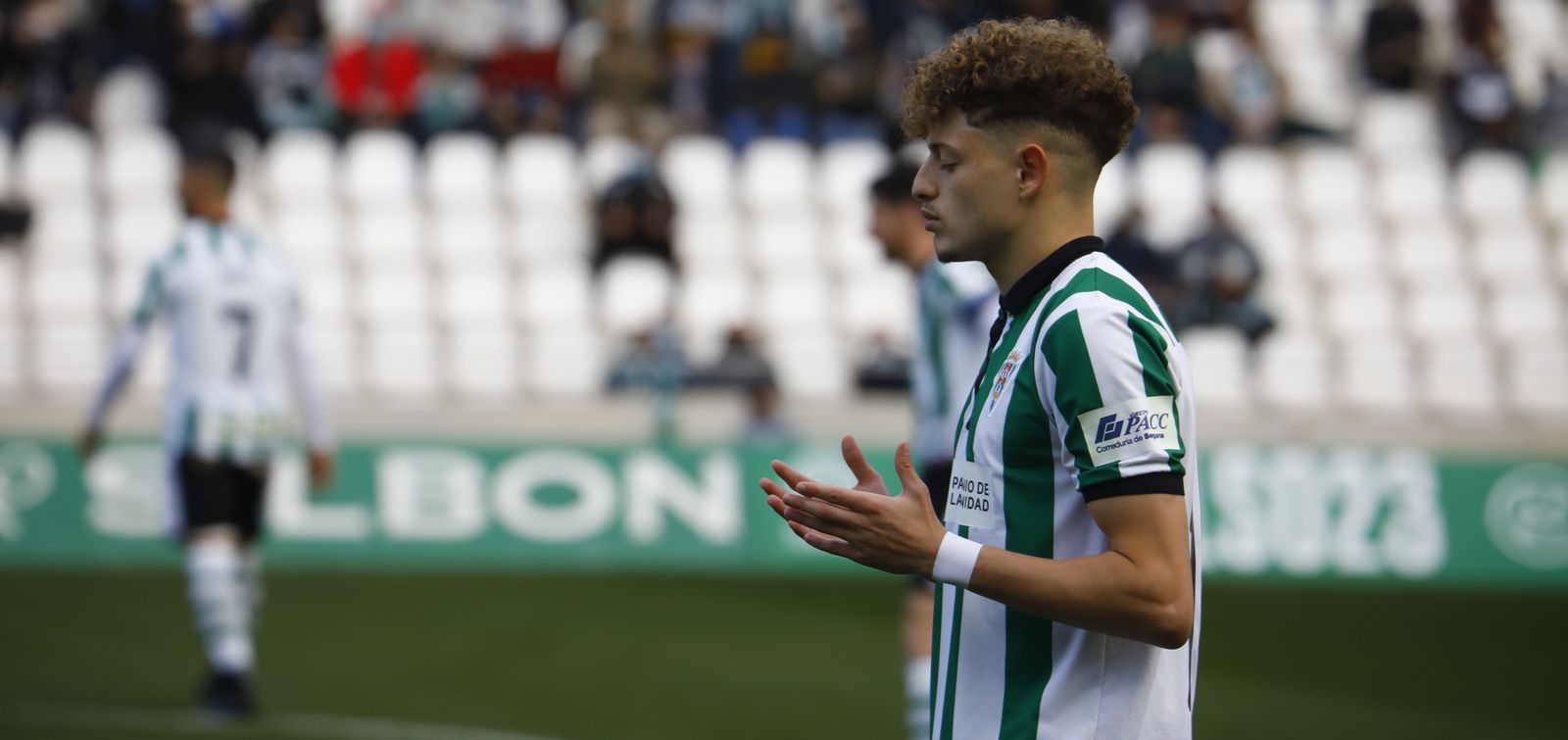 Simo reza antes de empezar un partido.