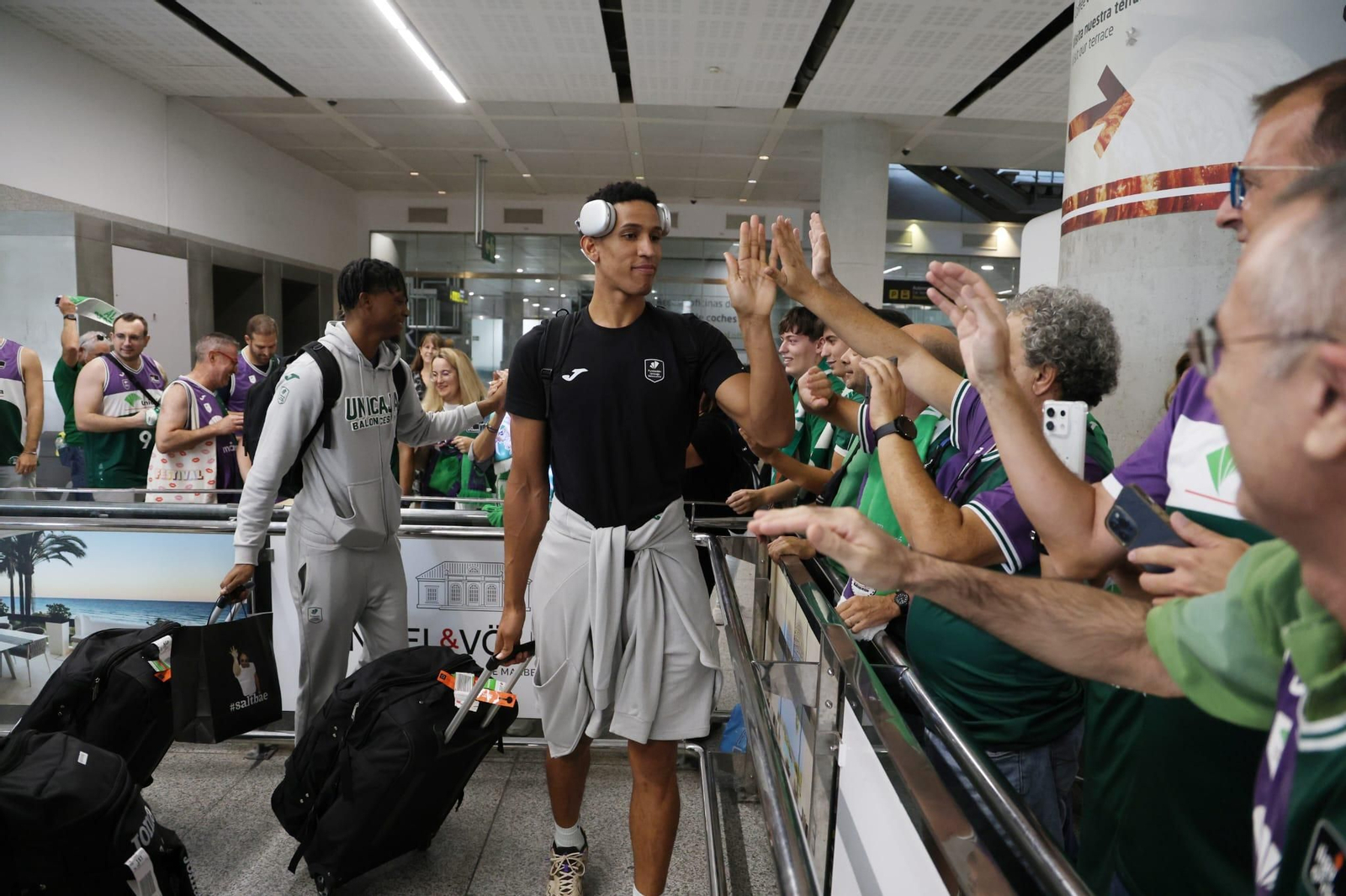 El Unicaja brinda la Intercontinental a un centenar de aficionados en el aeropuerto