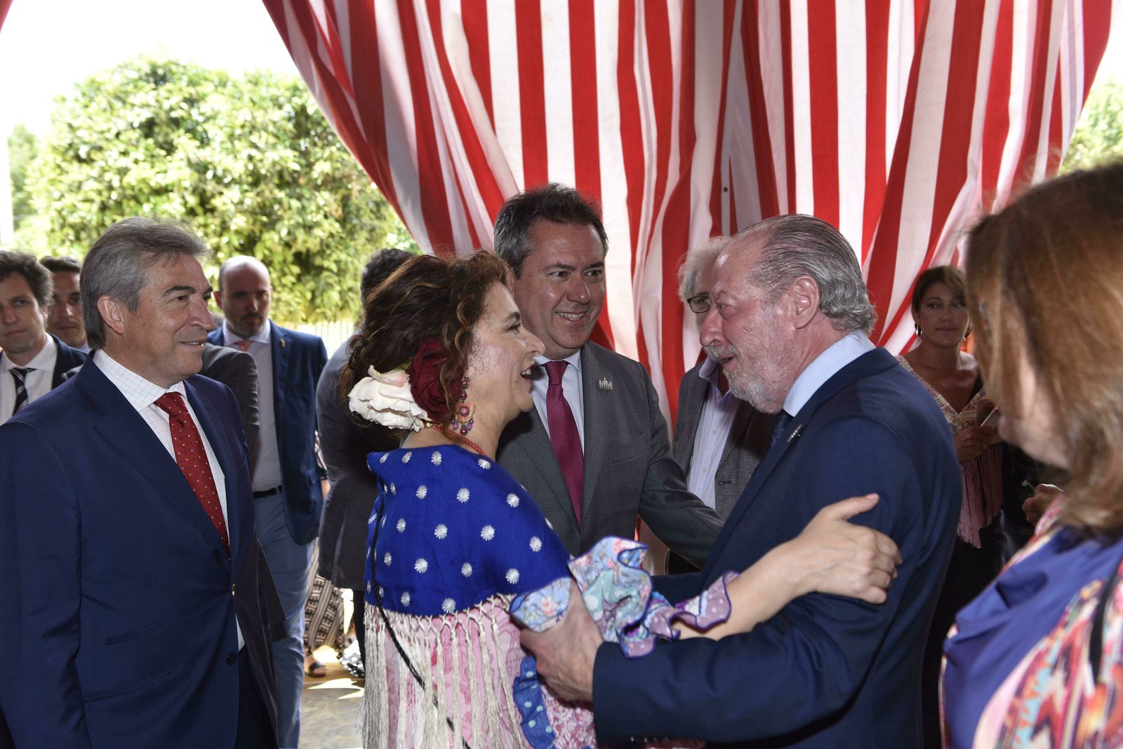 La ministra de Hacienda, María Jesús Montero, saluda al presidente de la Diputación de Sevilla, Fernando Rodríguez Villalobos