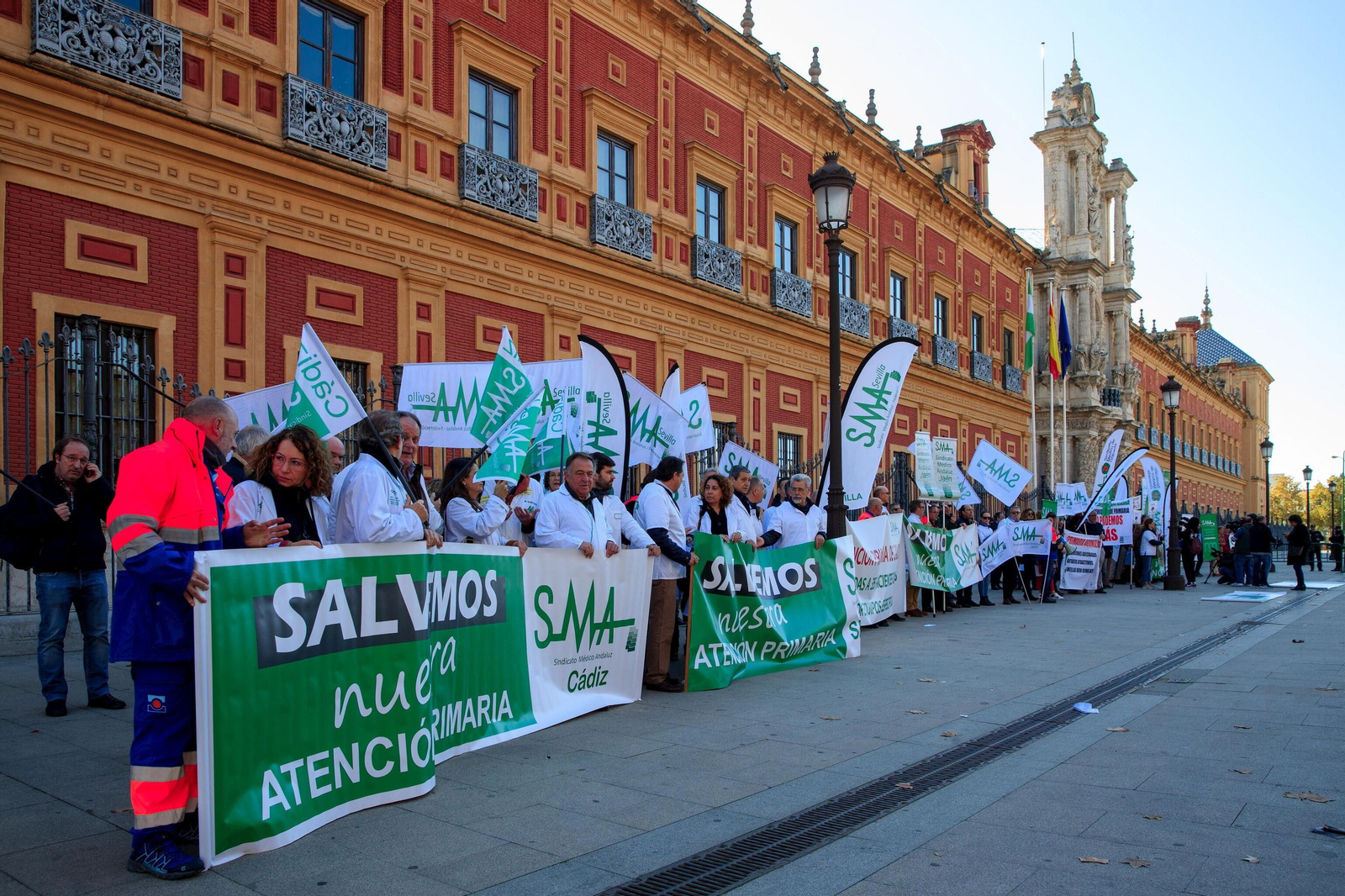 Concentración de los sindicatos médicos de toda Andalucía, entre ellos de Granada, frente al Palacio de San Telmo en Sevilla