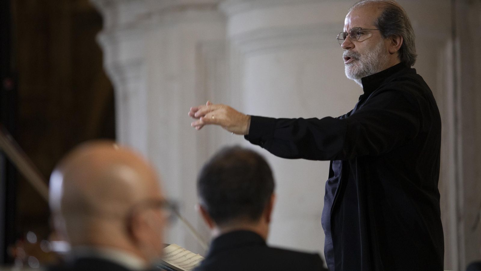 Andrea Marcon, director artístico de la OCG, hace de maestro durante el concierto.