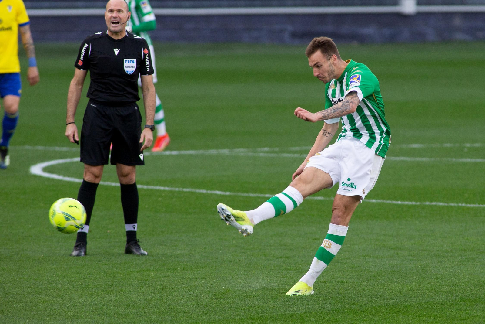 Loren golpea el balón en un partido del Betis.
