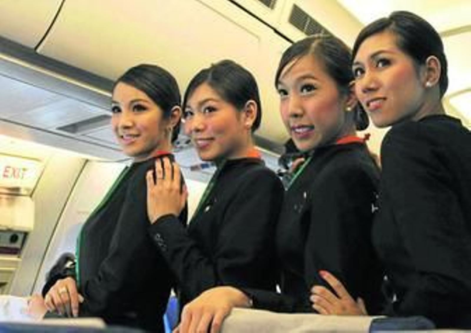Las cuatro azafatas transexuales, en una imagen promocional de la compañía aérea.