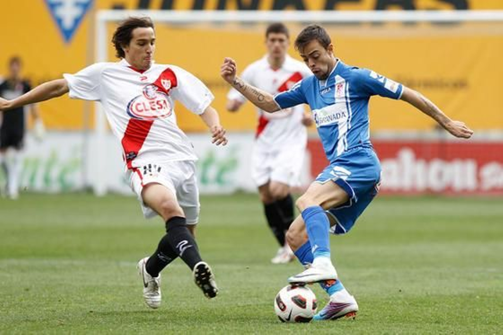 El Granada se trae un empate del campo del líder de Segunda, el Rayo Vallecano (1-1). / LOF