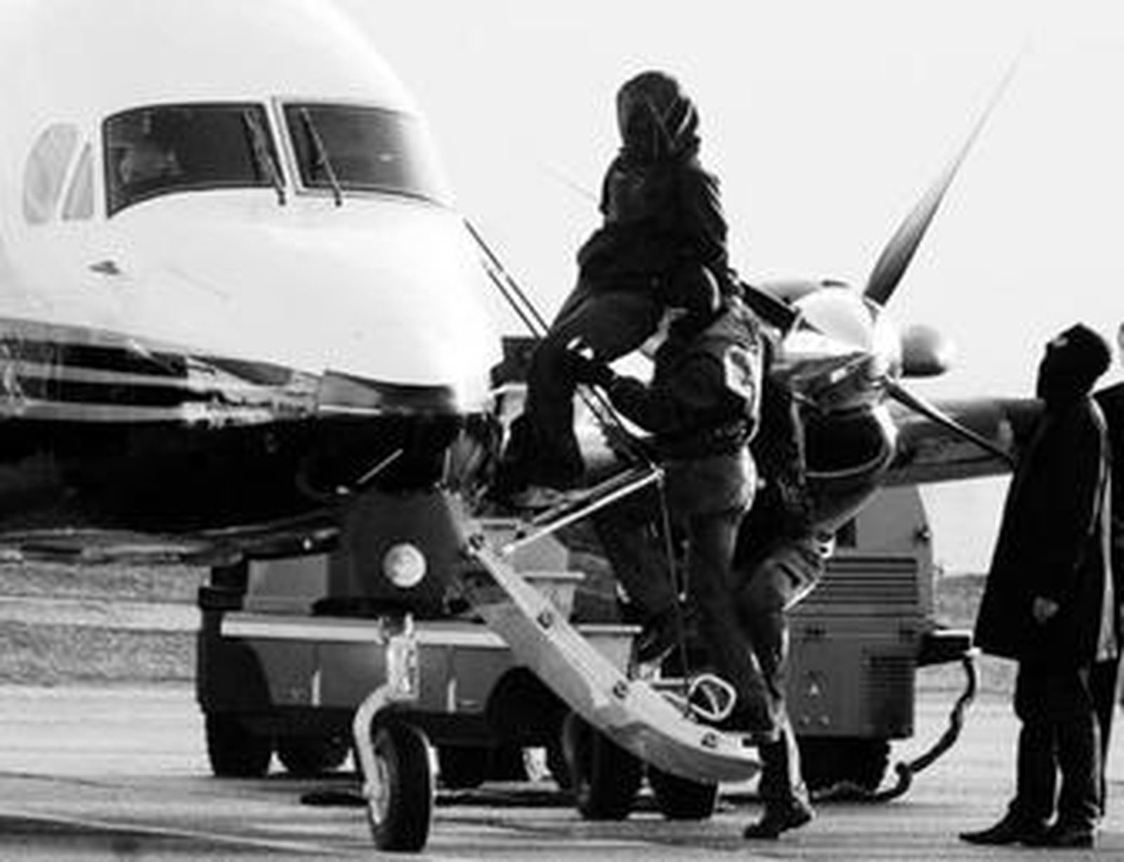 Uno de los etarras detenidos el lunes embarcando ayer en Biarritz camino de París.