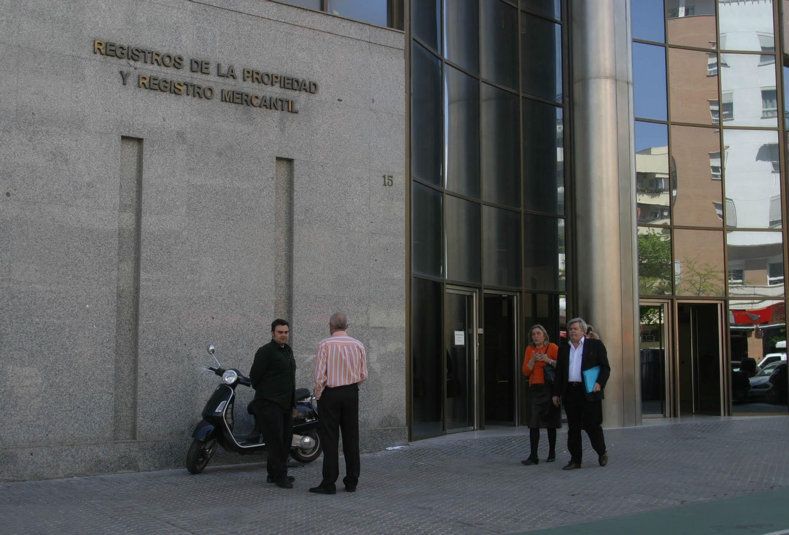 Oficina en Sevilla del Registro de la Propiedad y el Registro Mercantil. Oficina en Sevilla del Registro de la Propiedad y el Registro Mercantil.