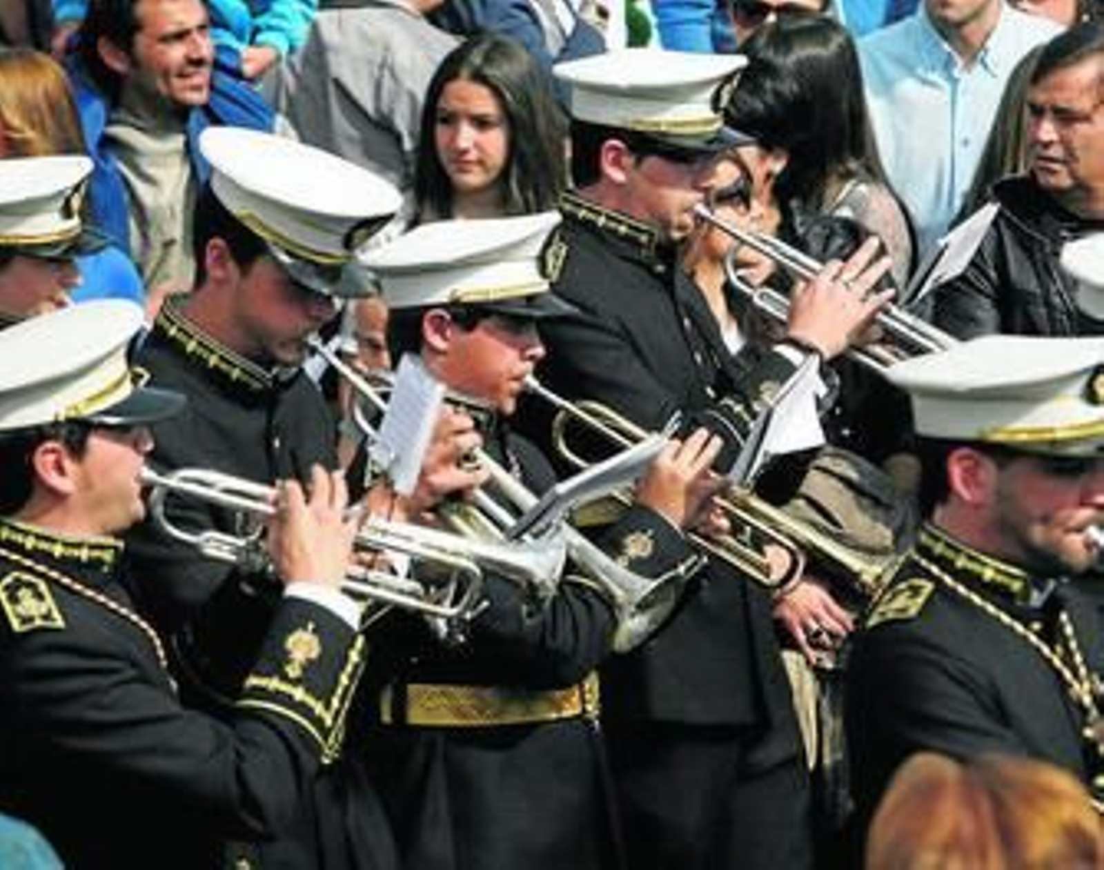 Integrantes de la banda de cornetas y tambores Coronación de Espinas.