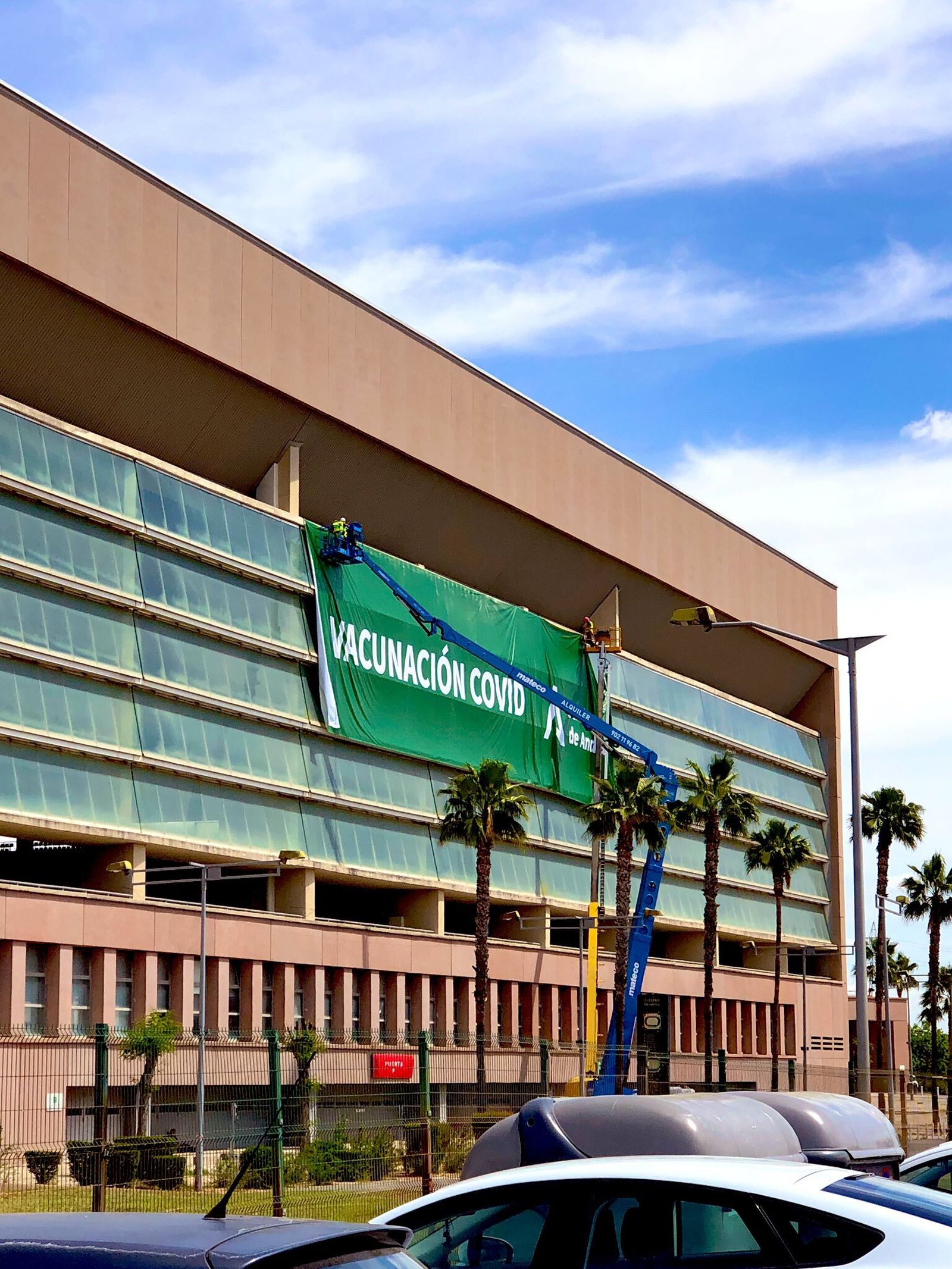 Momento en el que los operarios de la Junta despliegan la pancarta en el Estadio de la Cartuja.
