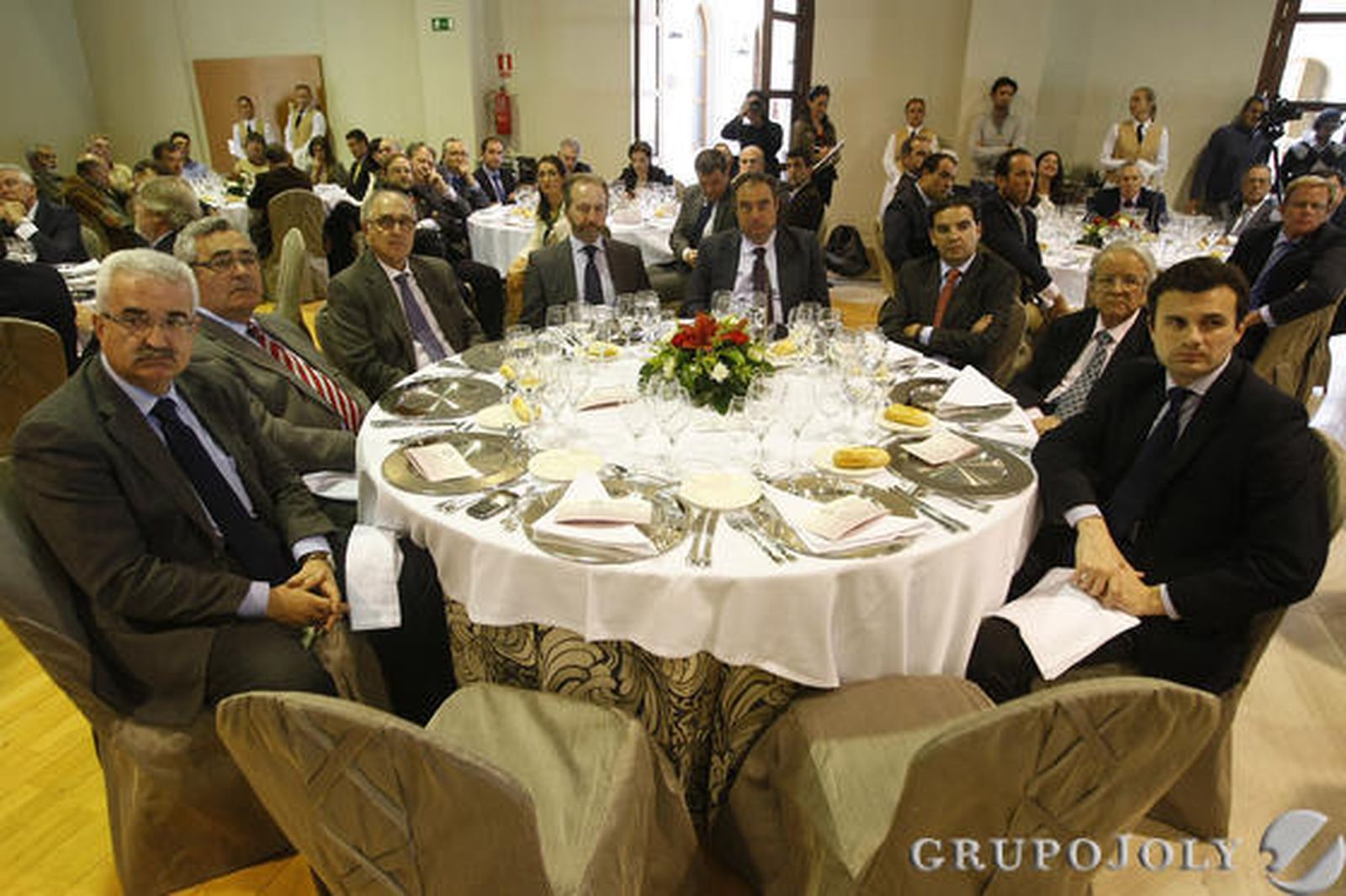 Manuel Jiménez Barrios, junto al delegado provincial de Turismo, Manuel González Piñero, en la mesa con el director del hotel Los Jándalos, Santiago Cobo, y el presidente de Bogaris, Rodrigo Charlo. Con ellos, Tomás Valiente, Juan Vargas e Ildefonso Marqués.

Foto: Julio Gonzalez-Joaquin Pino-Jose Braza