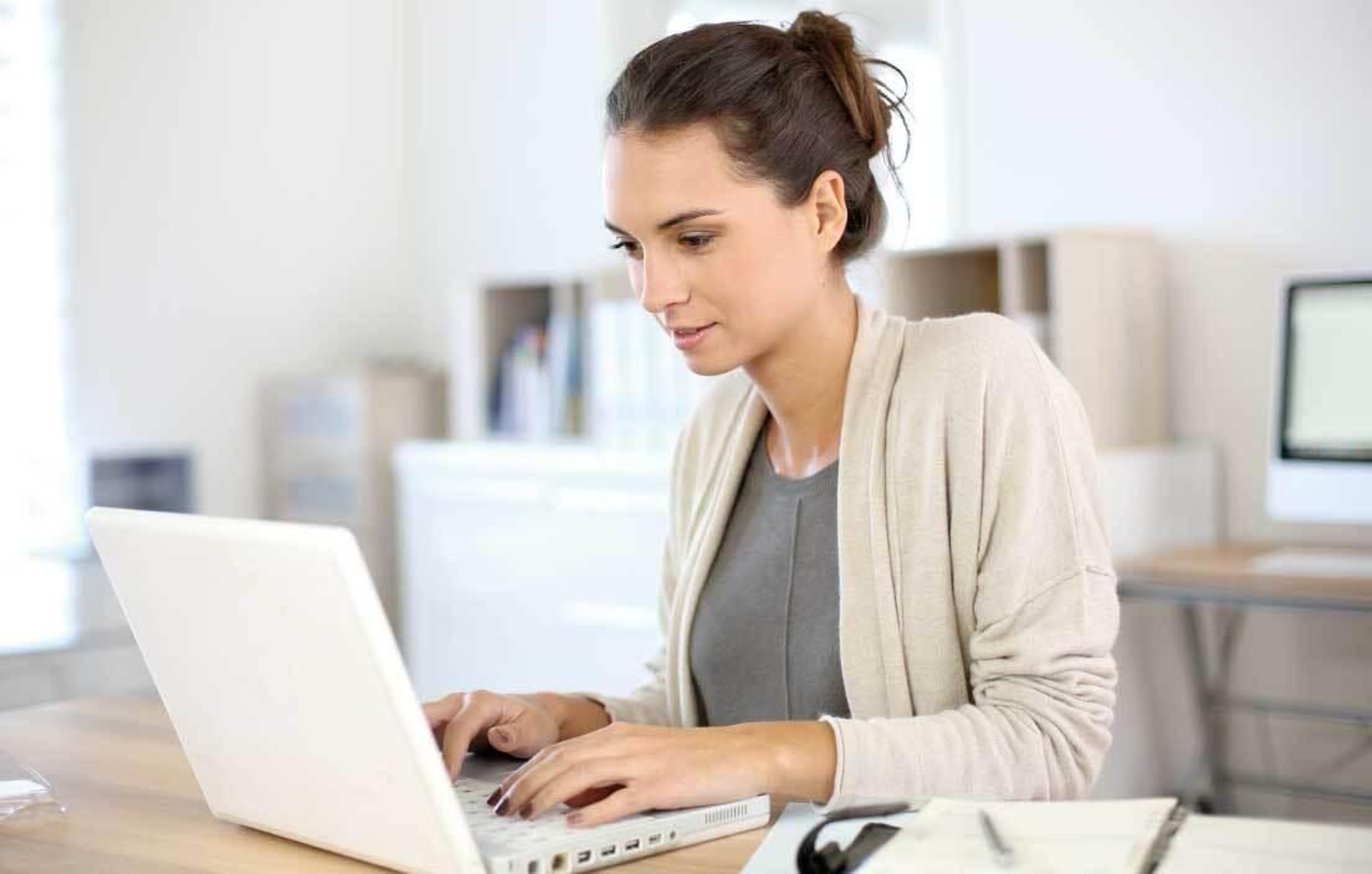 Persona frente a un ordenador