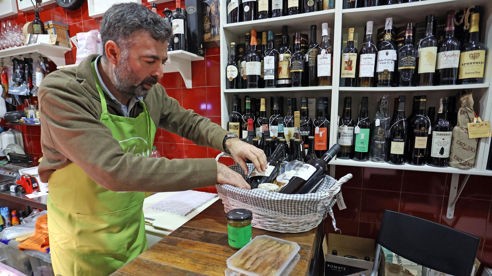 Juan Manuel Vega coloca algunos productos en la cesta navideña.