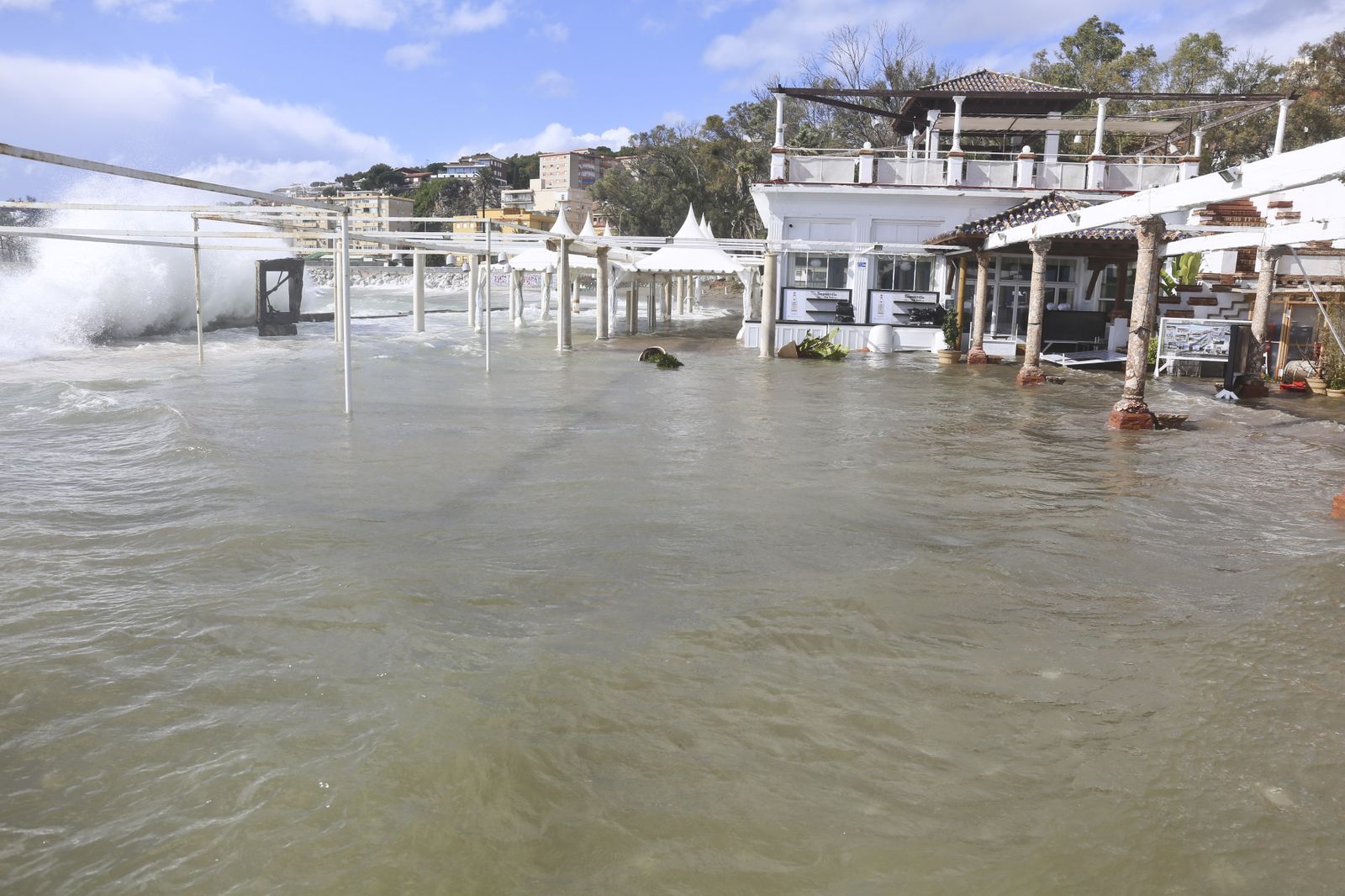 La terraza de El Balneario inundada a causa del oleaje de ayer.