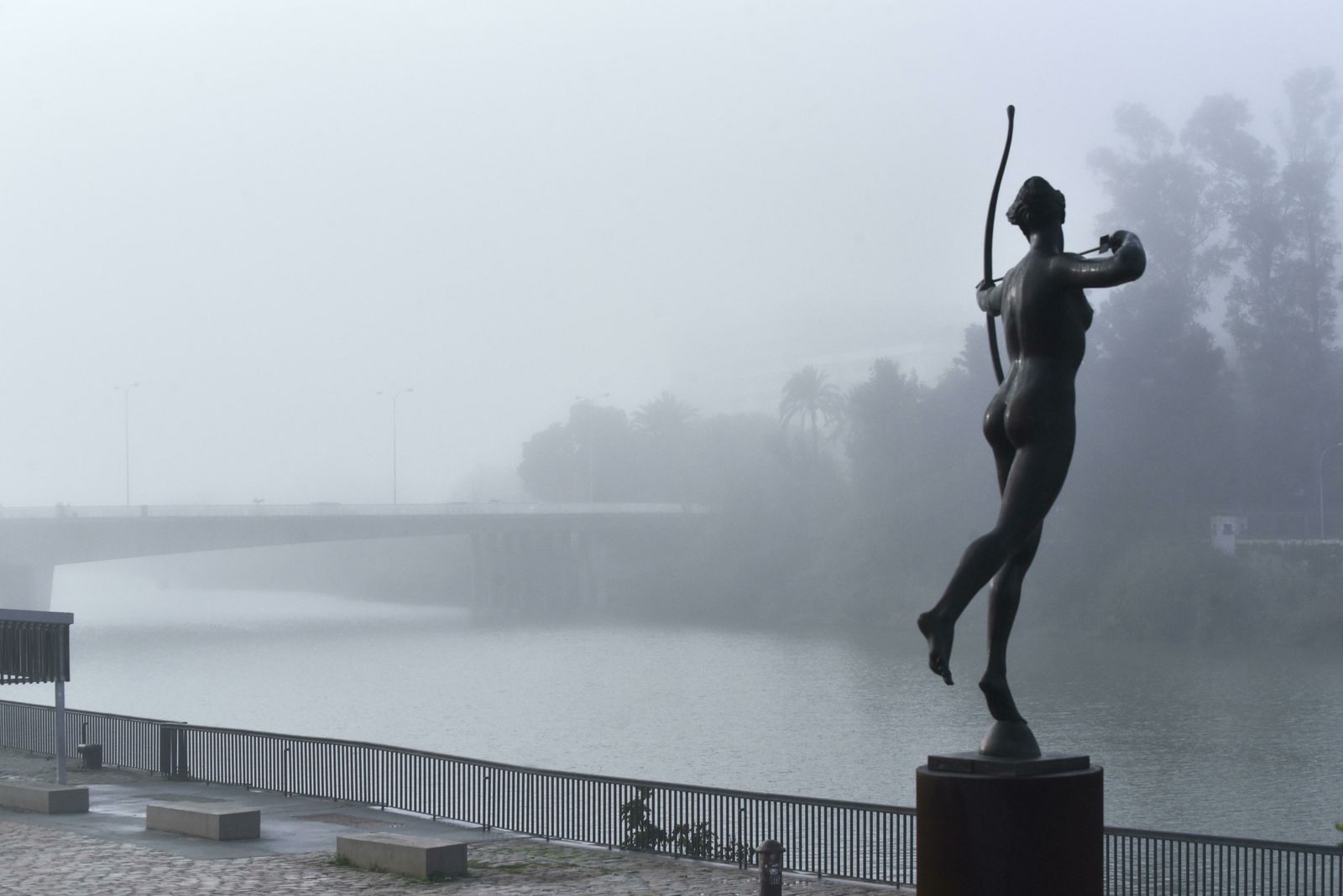 Niebla en Sevilla en el primer día del invierno.