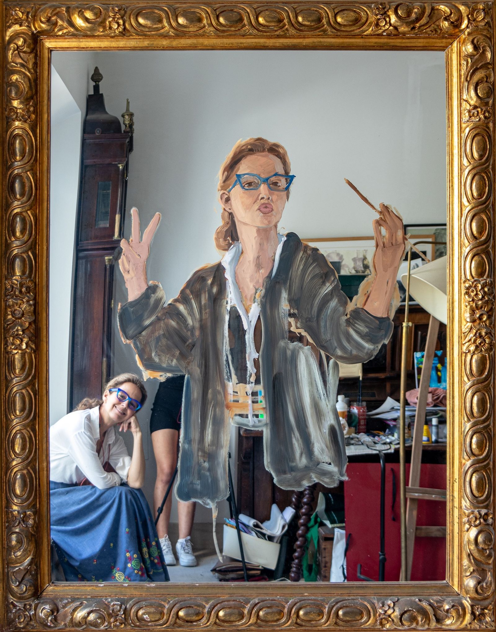 Adriana Torres (Sevilla, 1968), fotografiada en su estudio a través del espejo.