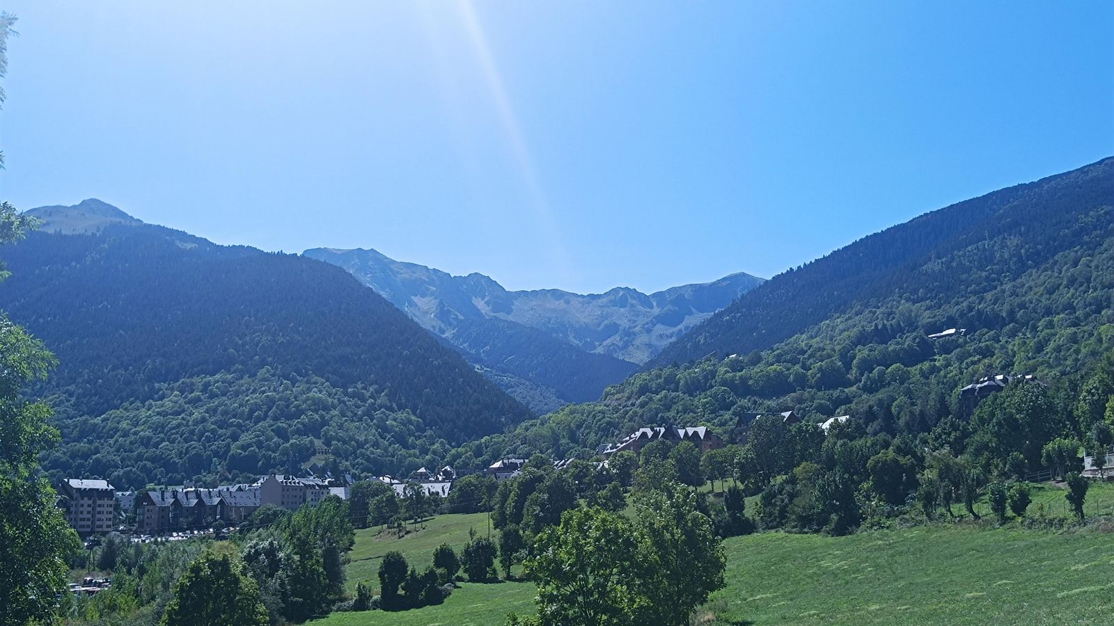 Nos acercamos al final. Viella, a la izquierda; Gausach a la derecha y el Puerto de Viella al fondo.