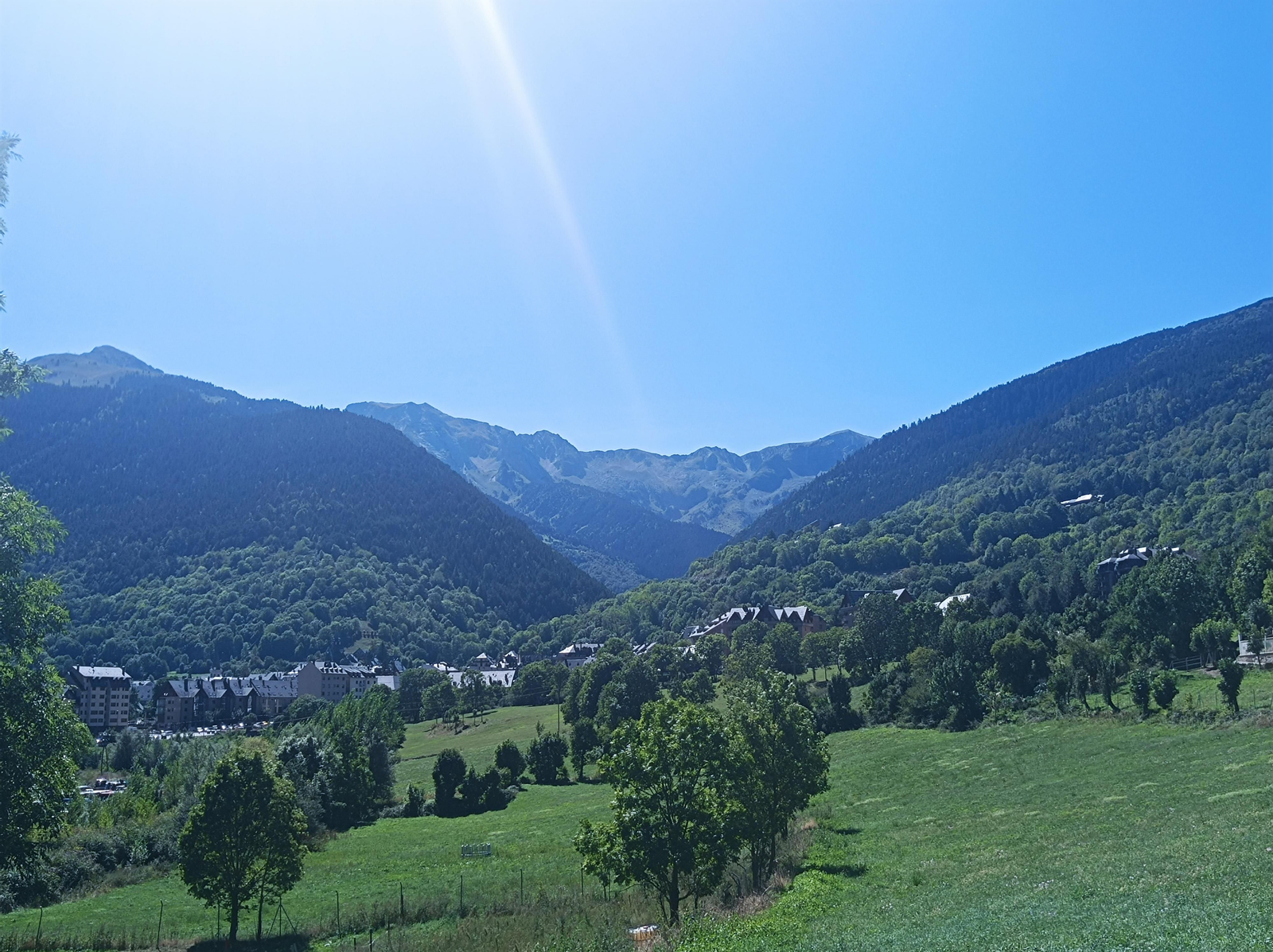 Nos acercamos al final. Viella, a la izquierda; Gausach a la derecha y el Puerto de Viella al fondo.