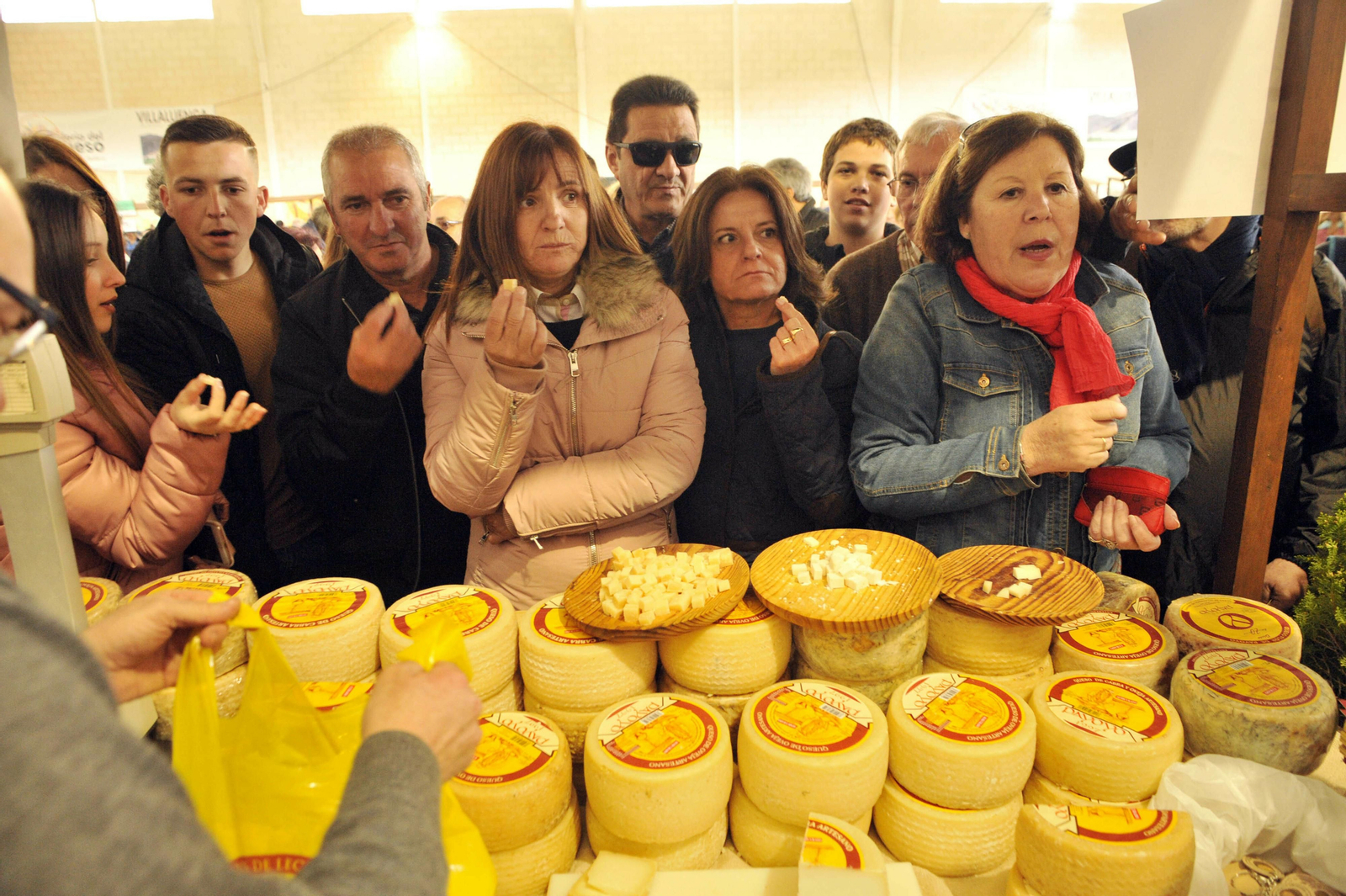 Visitantes en una edición anterior en uno de los expositores de la muestra. Visitantes en una edición anterior en uno de los expositores de la muestra.