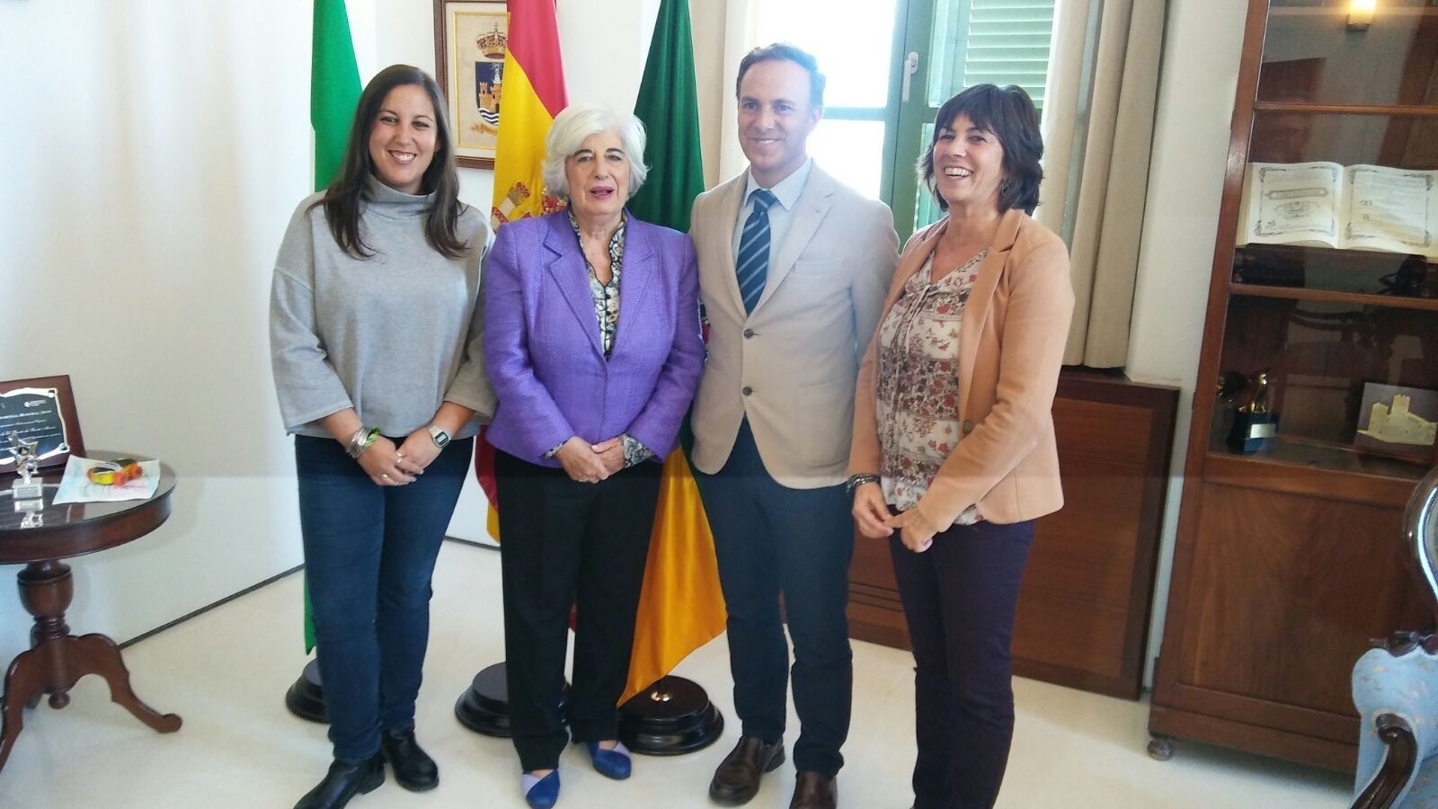 De izda. a dcha.: María Eugenia Lara, Francisca Sauquillo, David de la Encina y Matilde Roselló en el despacho de Alcaldía.