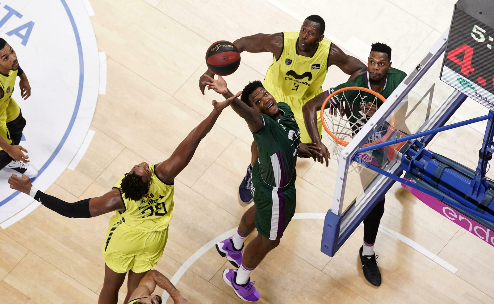 Deon Thompson pelea por un rebote.