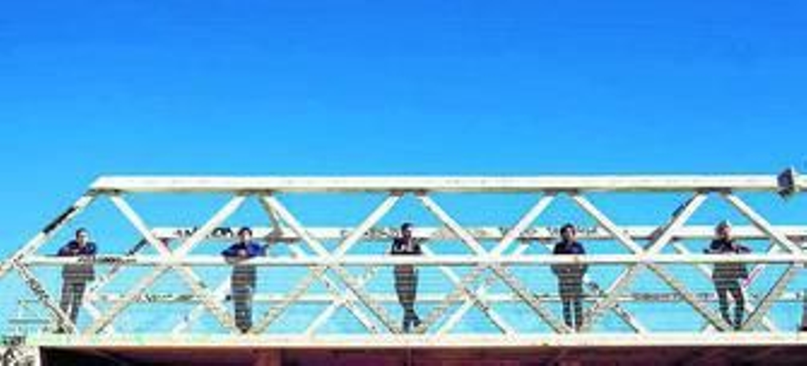 1. El grupo donostiarra Joe La Reina, en una imagen promocional de 'Bailamos por miedo'. 2. Los murcianos Neon Lights. 3. Genís Segarra, a la izquierda, y Carlos Ballesteros, con un retrato del genial matemático Alan Turing.  4. Novedades Carminha, 'garage'-pop desde Galicia. 5. El dúo belga Amatorski, una de las bandas internacionales de esta edición. 6. Ángel Stanich, mirando la vida pasar. 7. Los catalanes Sidonie, ahora volcados en la electrónica.