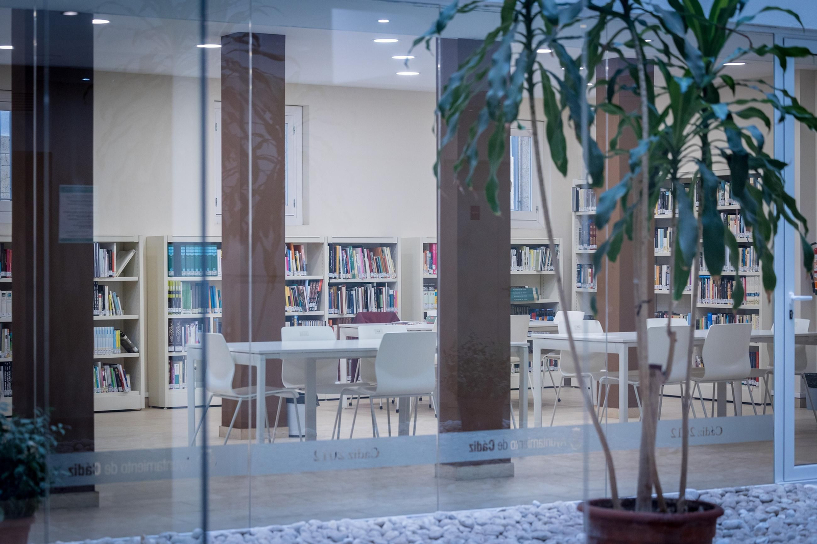 Sala de estudios y patio de luces de la Biblioteca del barrio de Santa María.