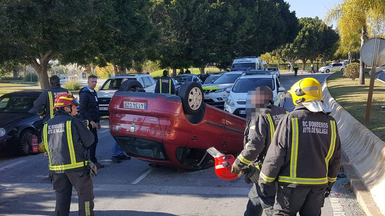 Los bomberos, en el lugar del accidente.