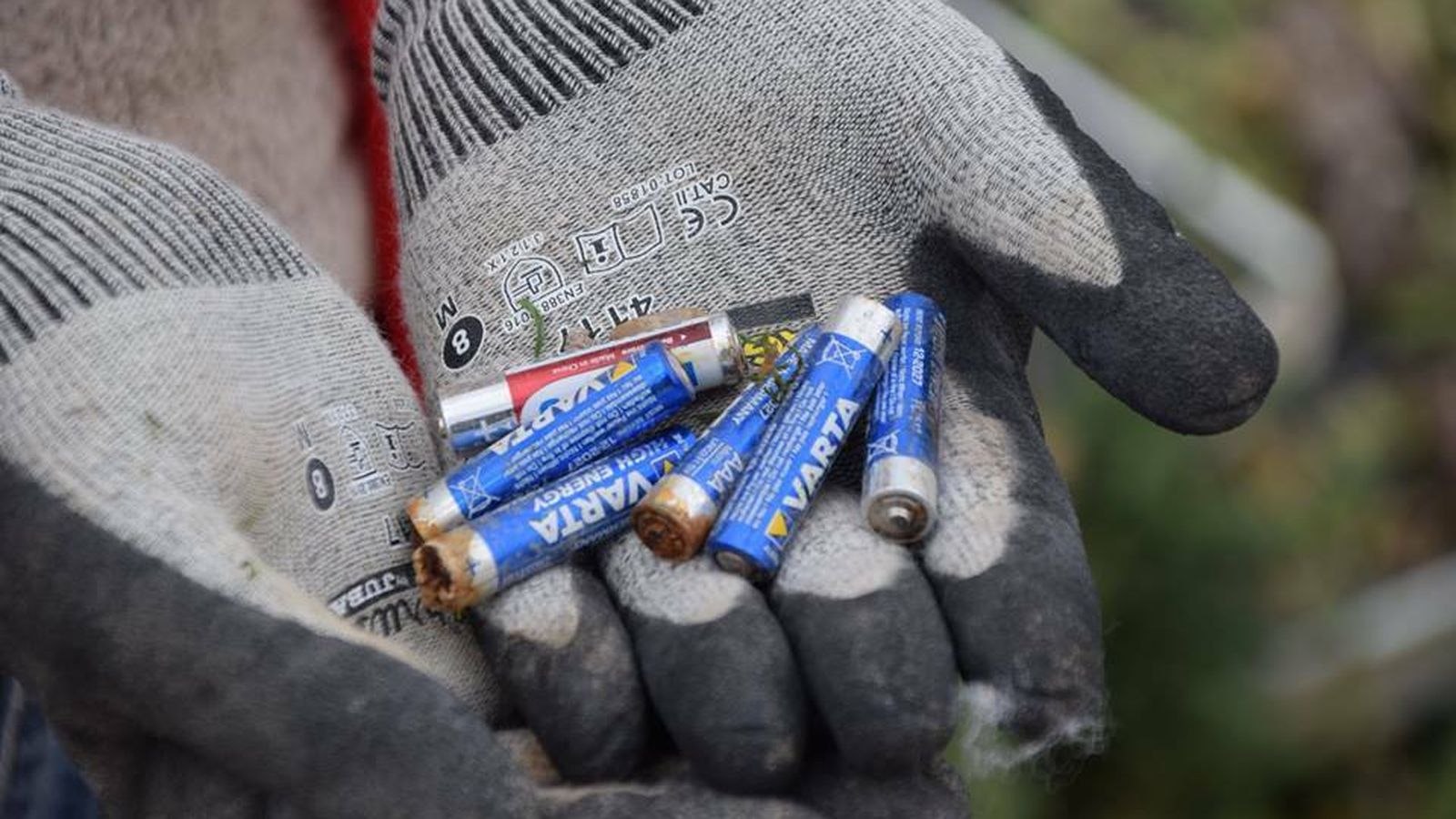 Detalle de pilas recogidas entre los residuos.