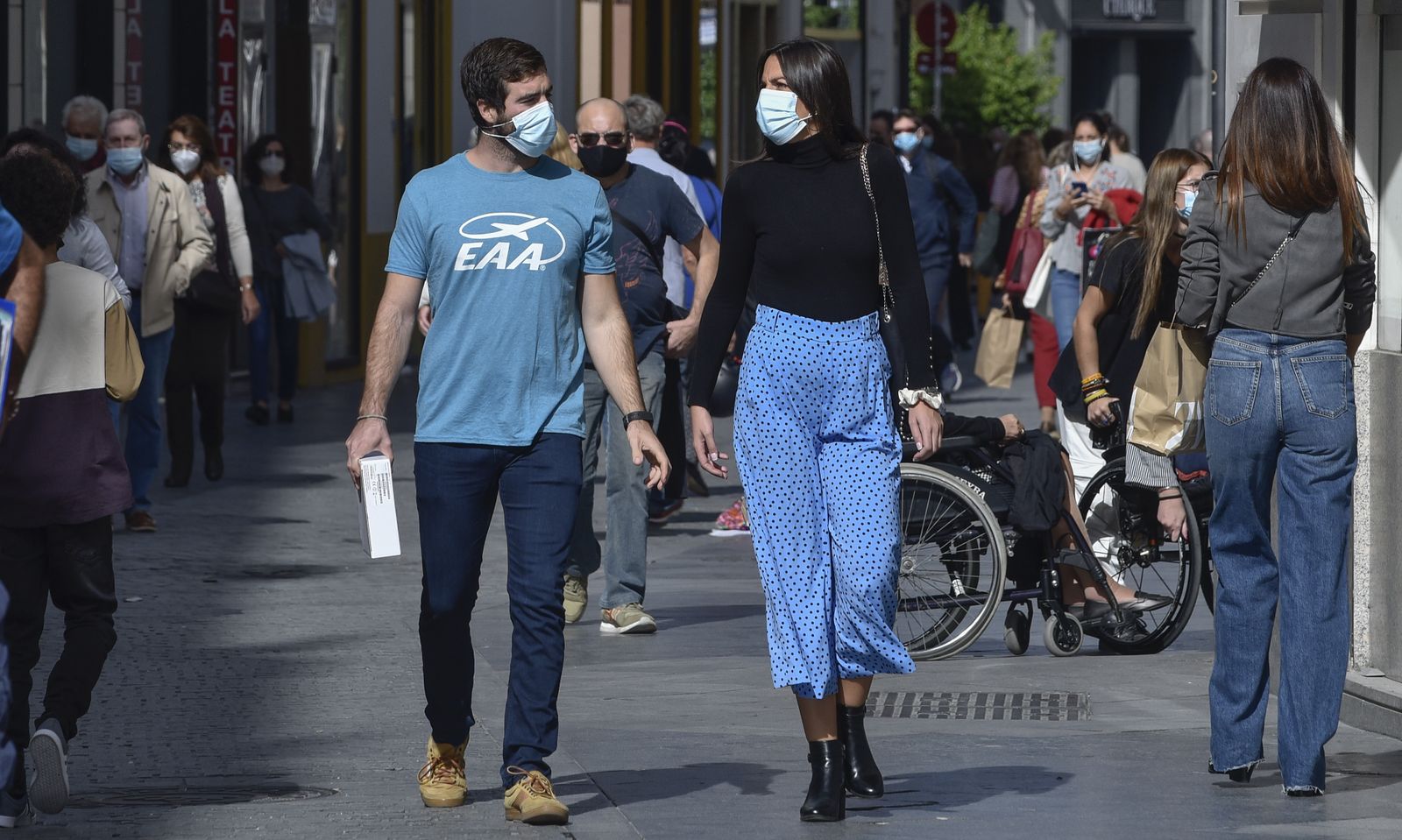 Una concurrida calle comercial del centro de la ciudad.