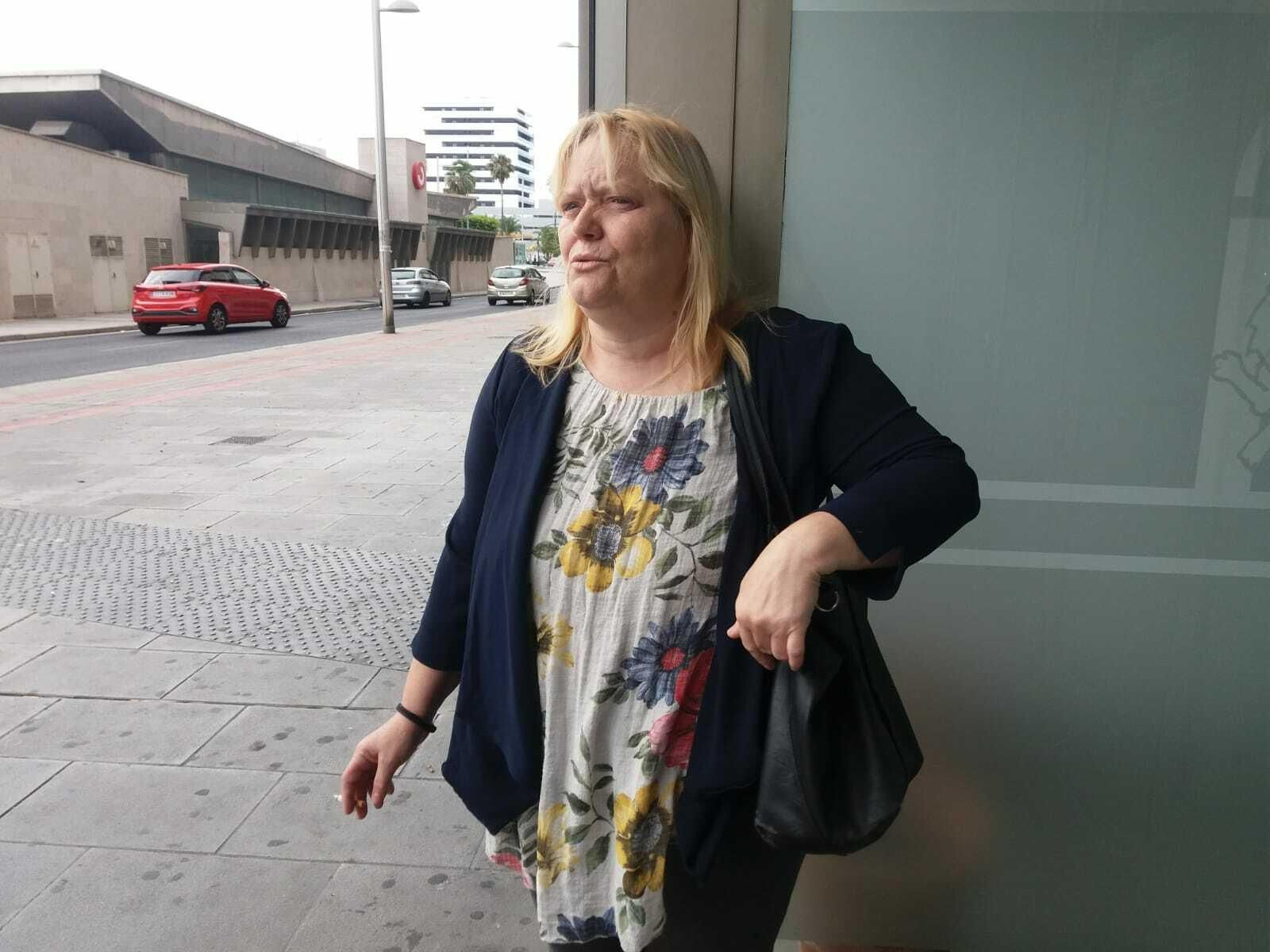 Ana en la puerta de los Juzgados de lo Penal antes del juicio.