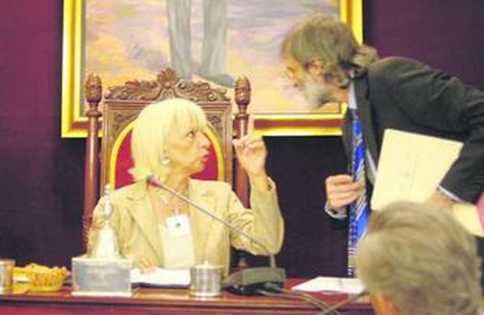 Teófila Martínez y Federico Pérez Peralta discuten en un pasado pleno municipal