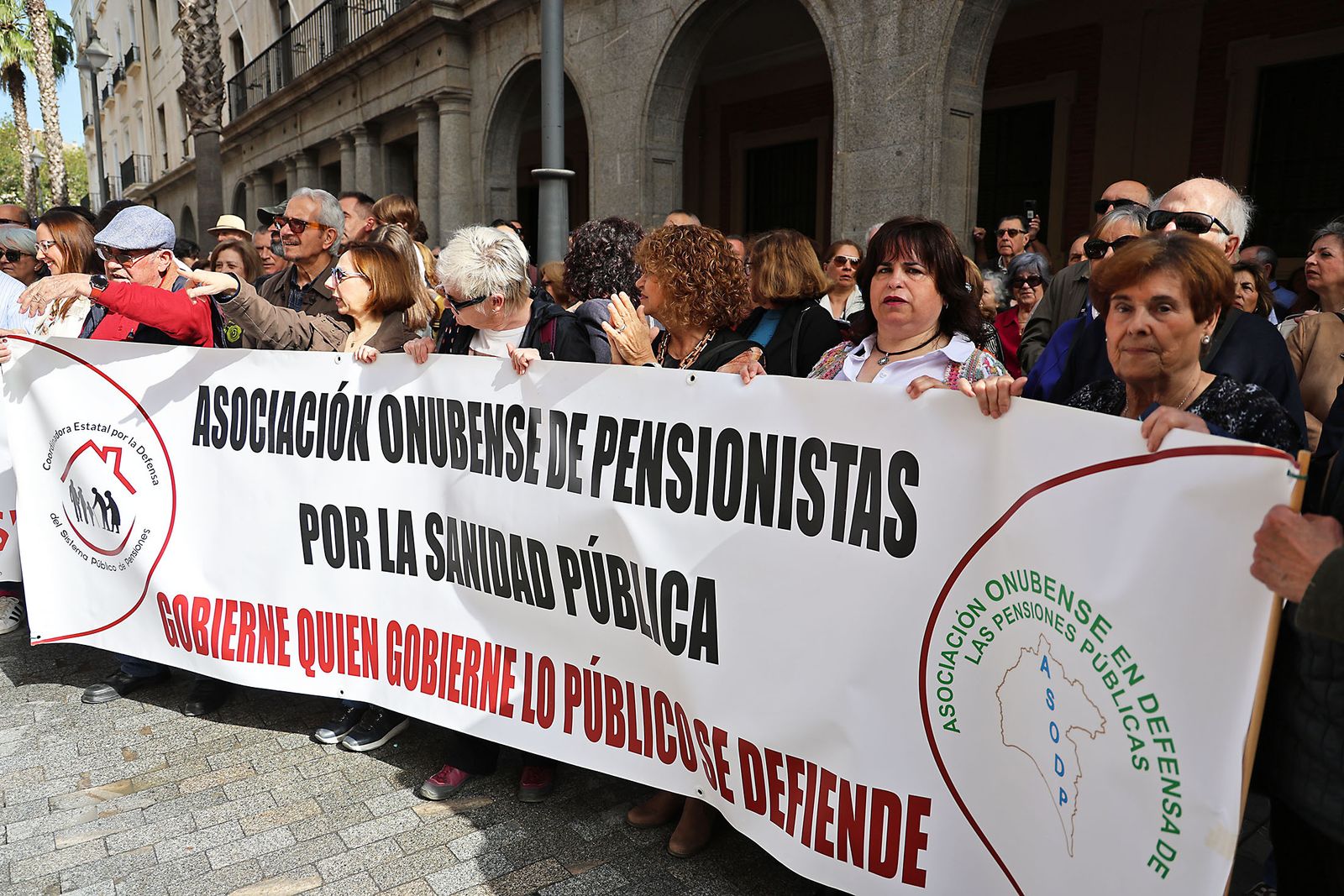Imágenes de la concentración de la Marea Blanca de Huelva por la sanidad pública