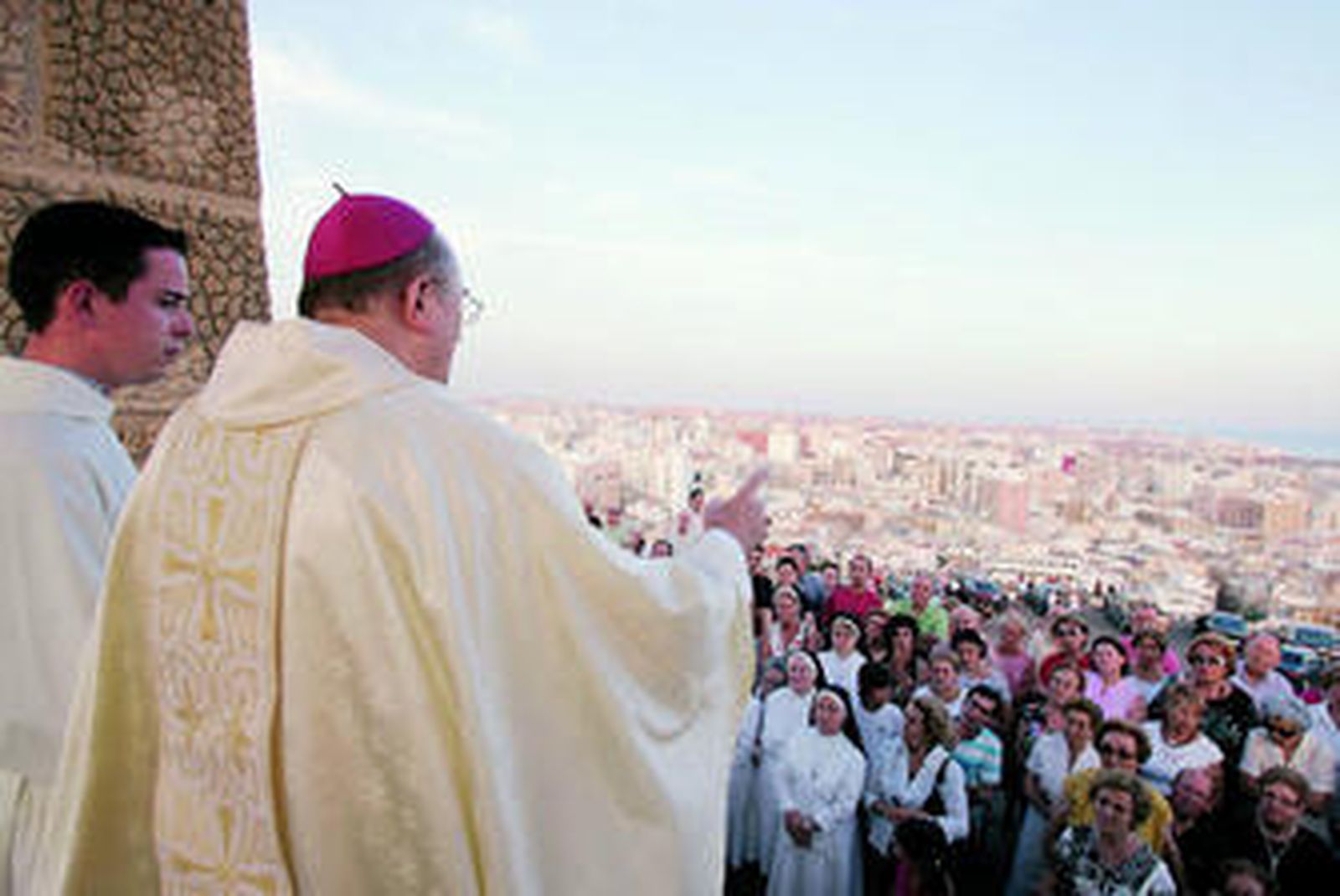El obispo de la Diócesis se dirige a los fieles en el Cerro de San Cristóbal, desde el que se contempla la ciudad.