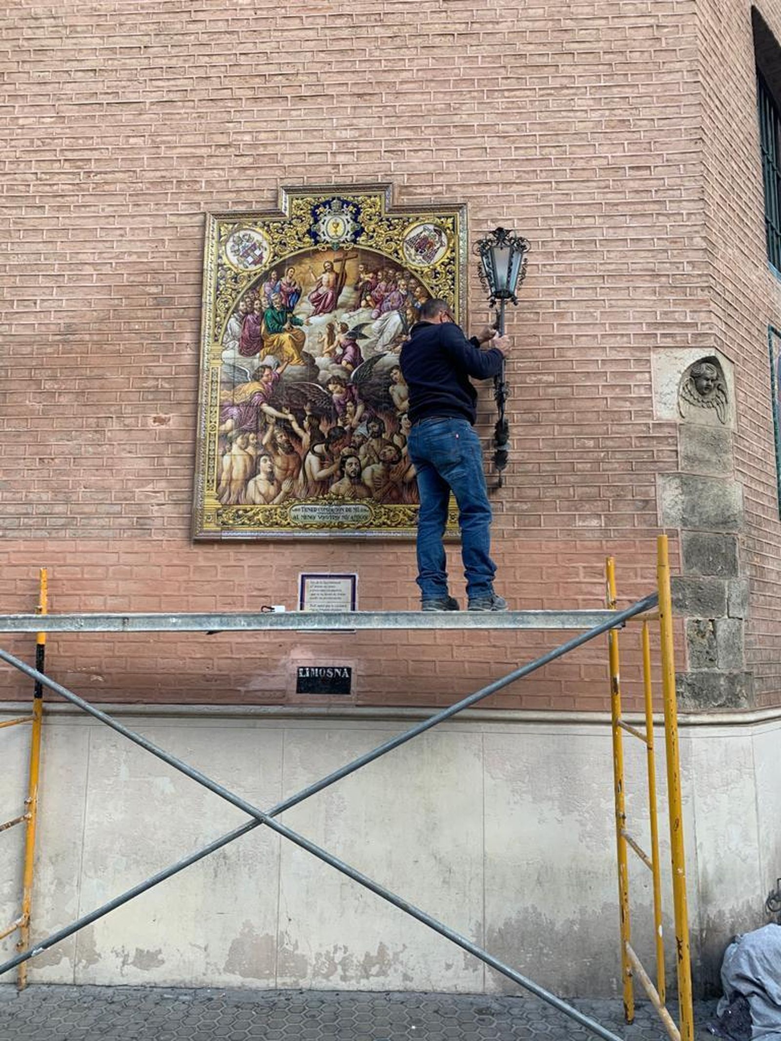El retablo del pajarito de San Pedro recupera los faroles