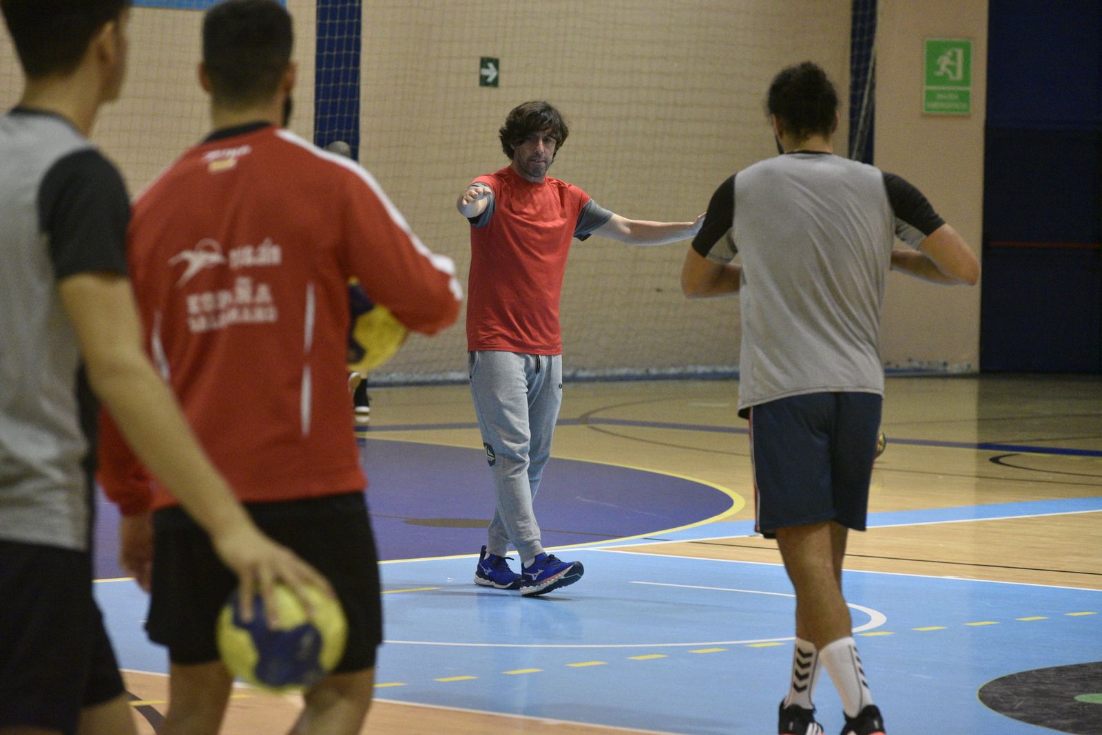Iñaki Pérez da instrucciones a sus hombres durante un entrenamiento