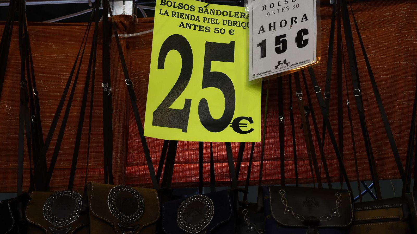 Bolsos de piel de Ubrique a 25 euros (antes 50 euros) y a 15 euros (antes a 30 euros).