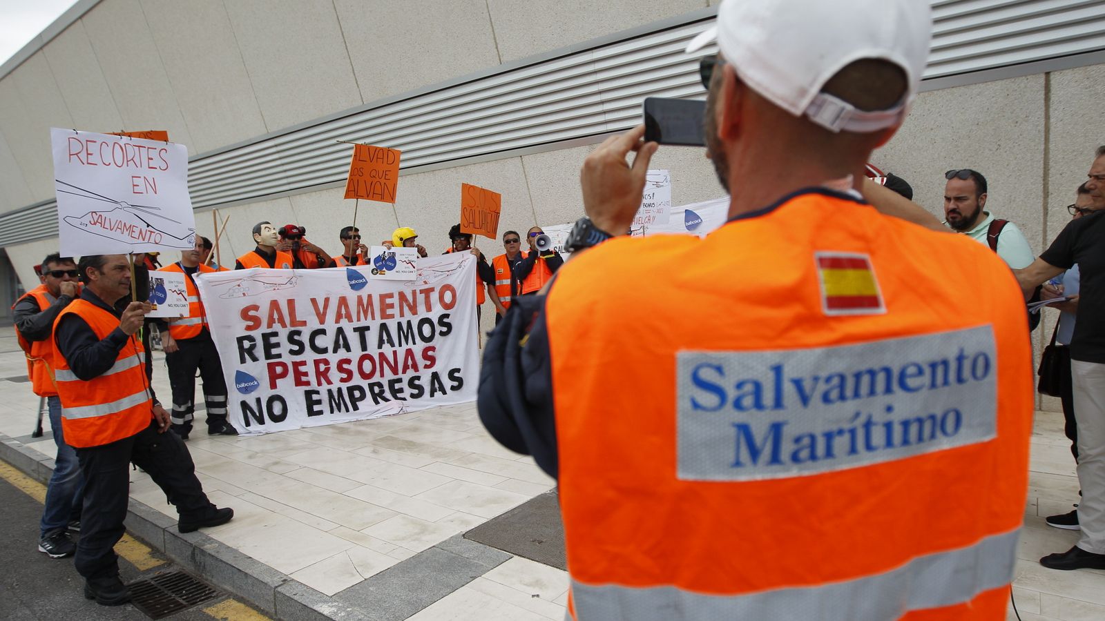 Los miembros del equipo aéreo de Salvamento Marítimo en plena protesta.
