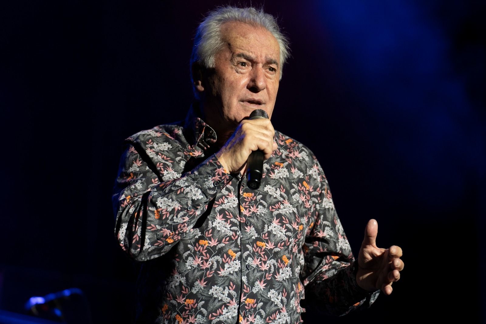 Víctor Manuel en su actuación en el Festival de la Cueva de Nerja.