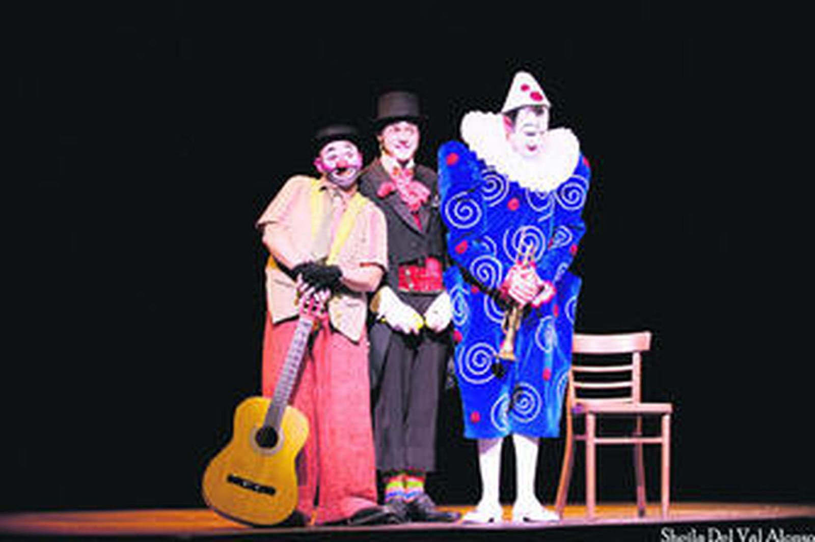 Una escena de la obra 'Restaurante Tú Three', representada porla compañía de teatro Extrés.