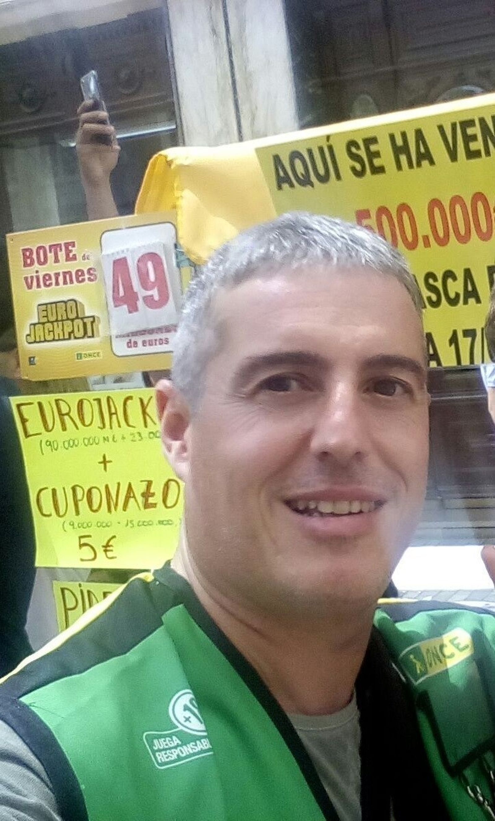 El vendedor del 'Rasca' premiado.