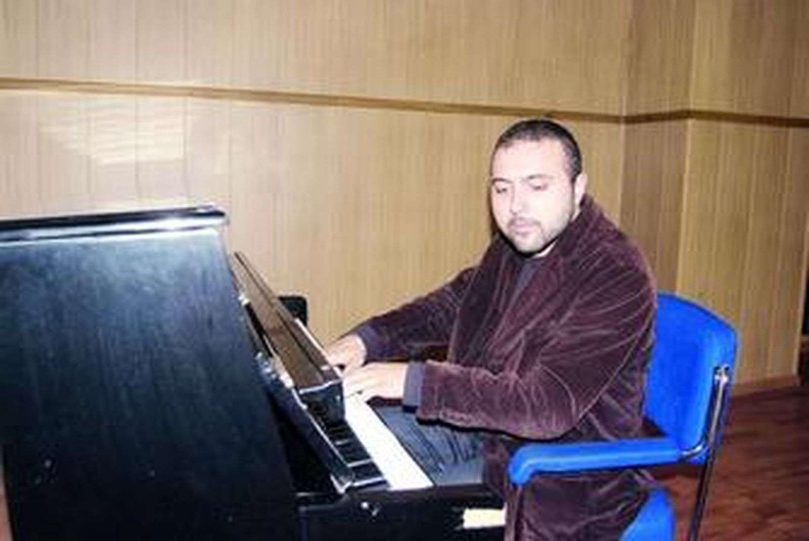 Jesús Beades tocando el piano.