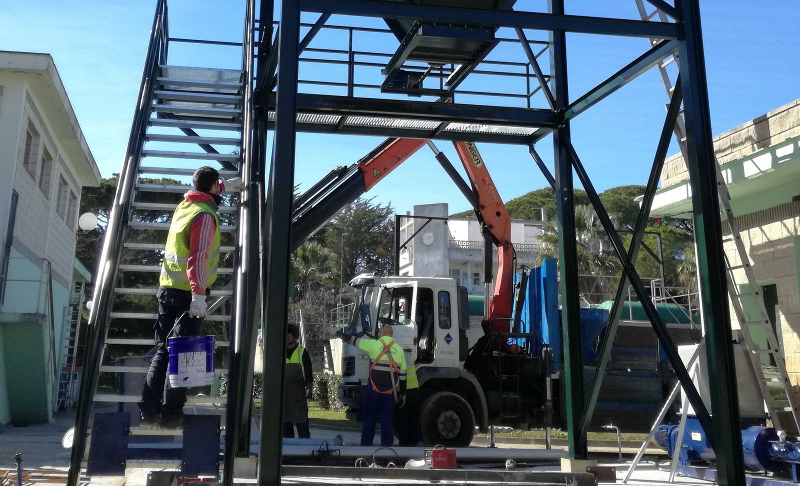 Operarios durante la actuación en las instalaciones de la depuradora de la zona de costa.