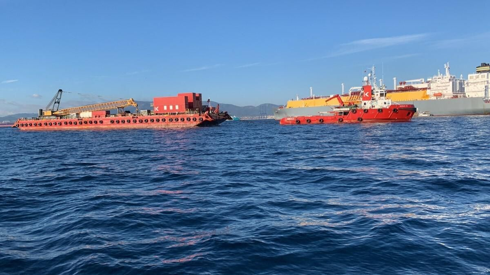 El buque 'Koole 42' y la barcaza 'H-283', este sábado en Gibraltar.