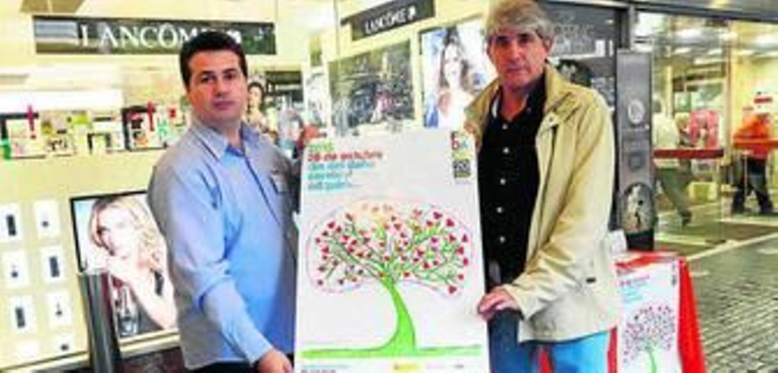 Miembros de Acodace, ayer en una mesa informativa.