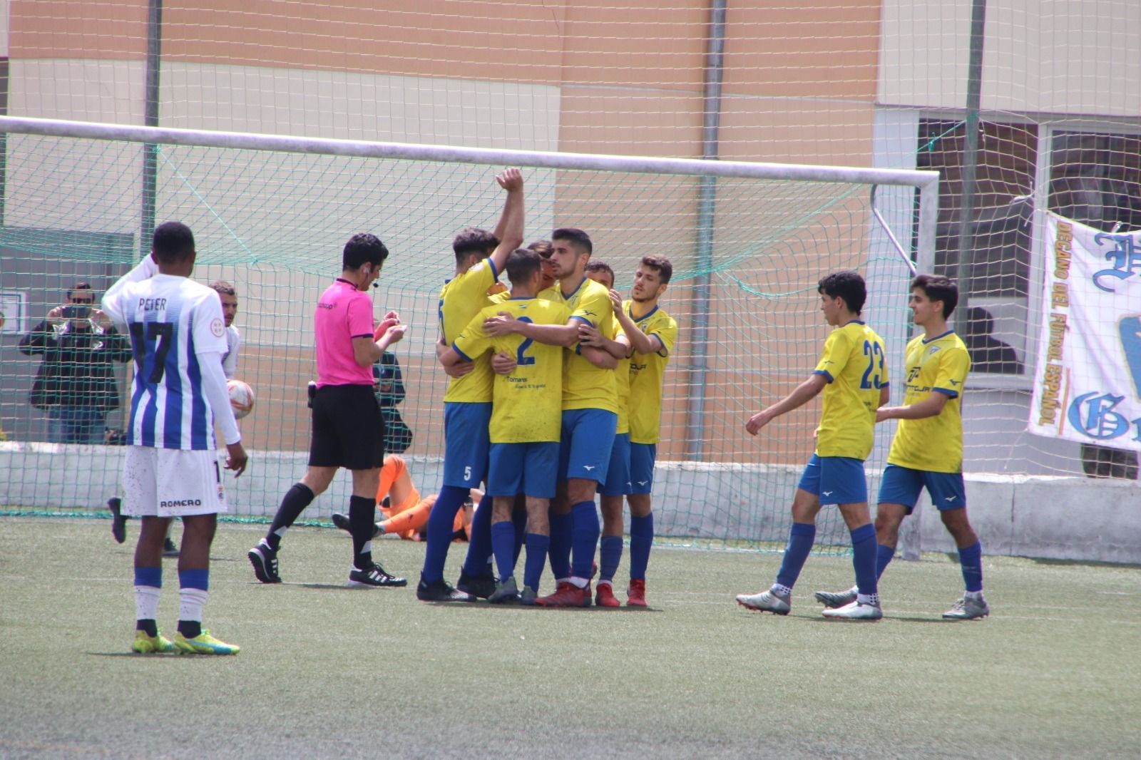 Los jugadores del Tomares celebran uno de los tantos ante el Recreativo de Huelva.