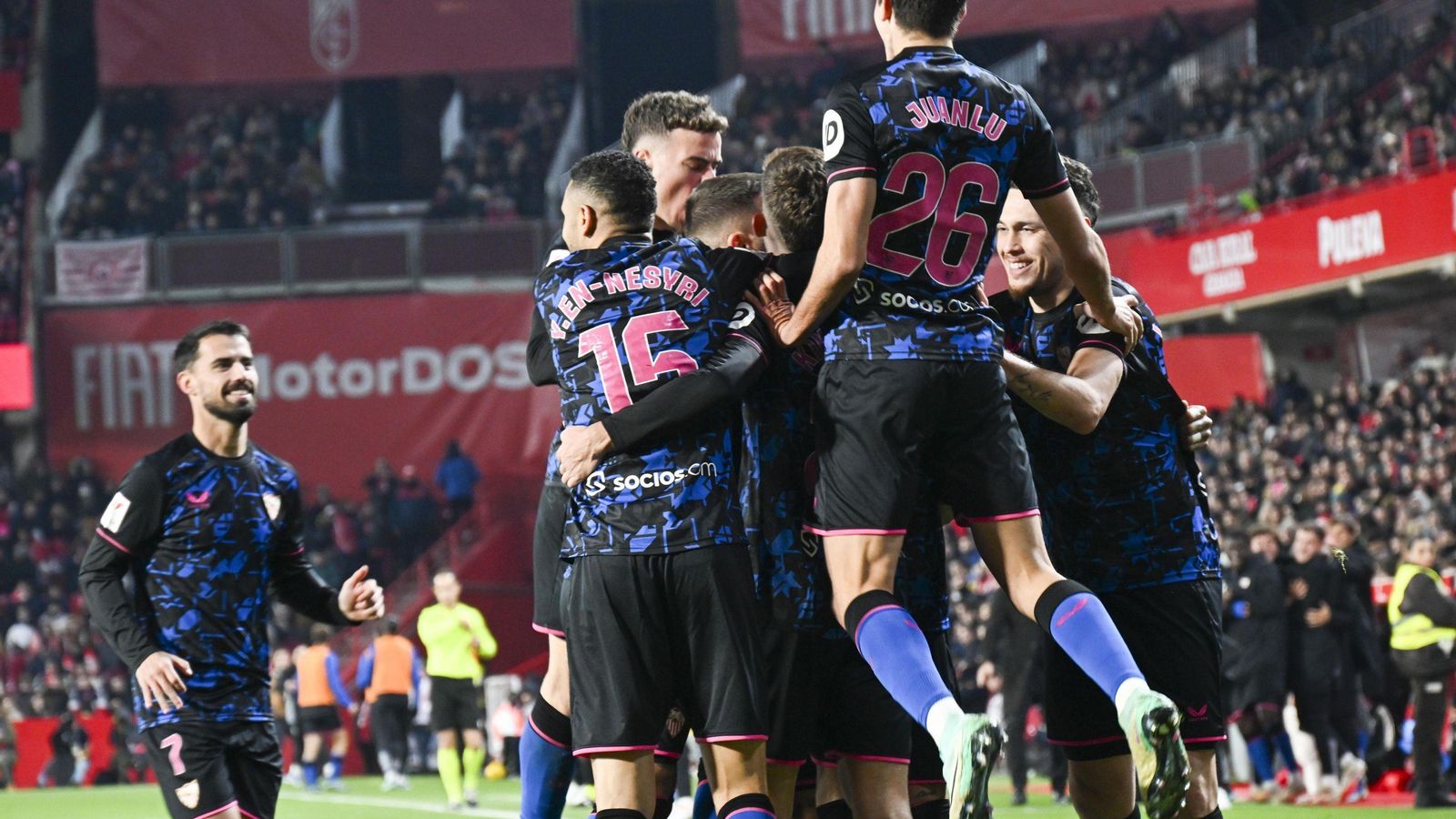 Los futbolistas del Sevilla festejan el 0-3 en Granada.